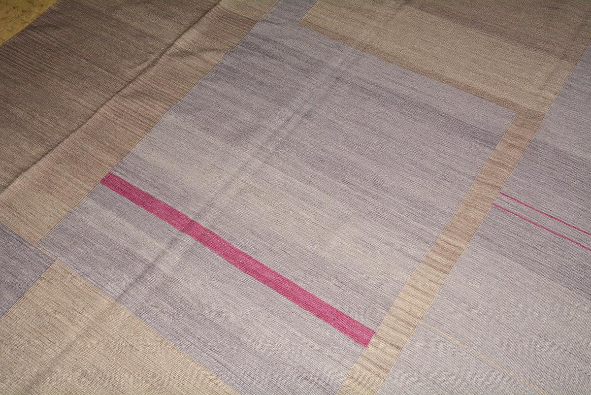 Zeitgenössischer handgewebter Kelim-Teppich aus Pakistan (Handgewebt) im Angebot