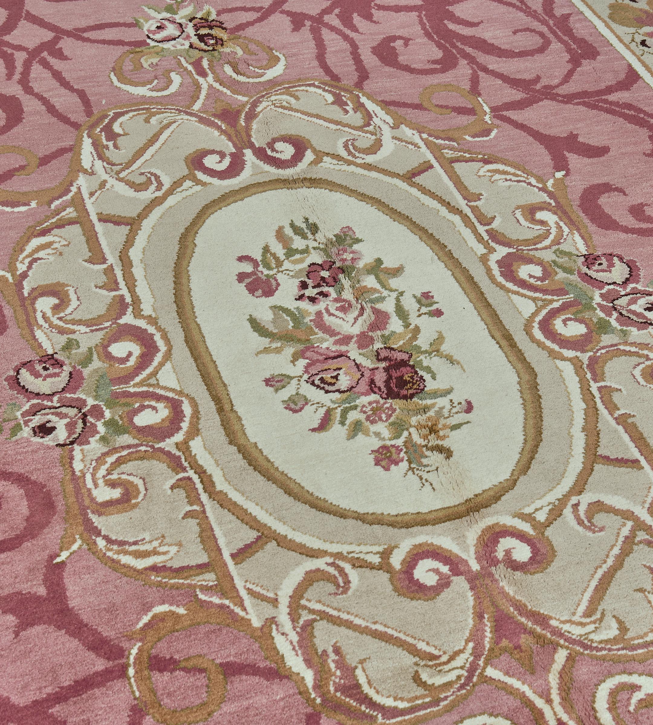 Aubusson Tappeto contemporaneo in stile Savonnerie in lana floreale rosa tessuto a mano in vendita