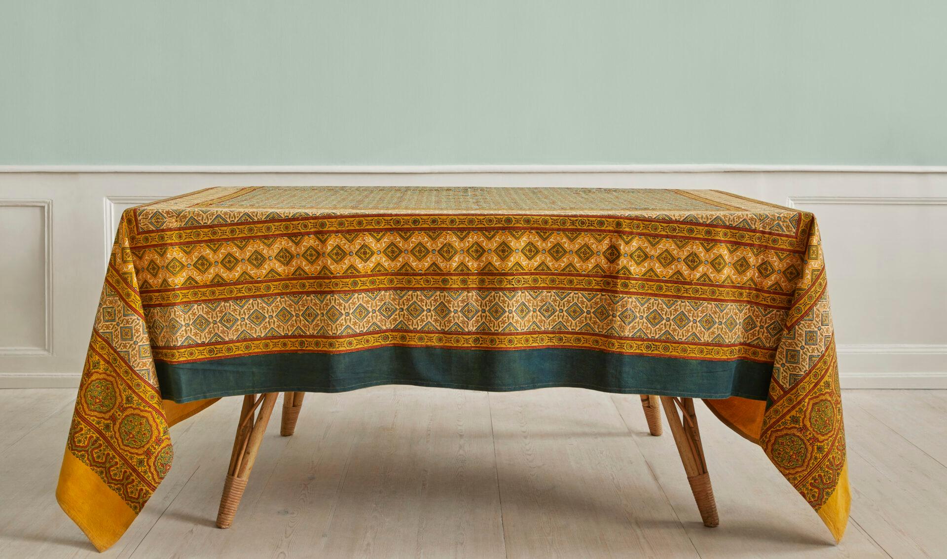 Indien, Zeitgenössisch

Tischdecke aus naturgefärbter Baumwolle mit Handblockdruck.

H 273 x B 226 cm