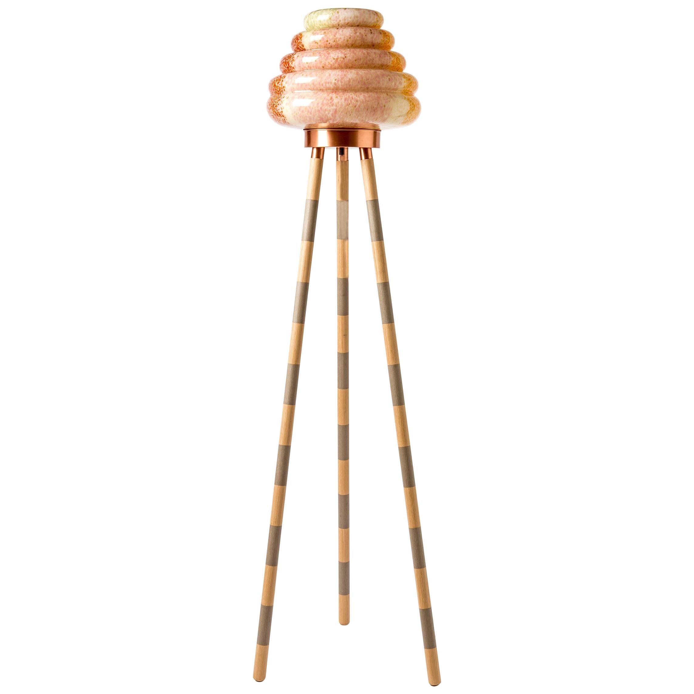 Lampadaire contemporain Colmena en verre soufflé à la main avec pieds en bois en vente