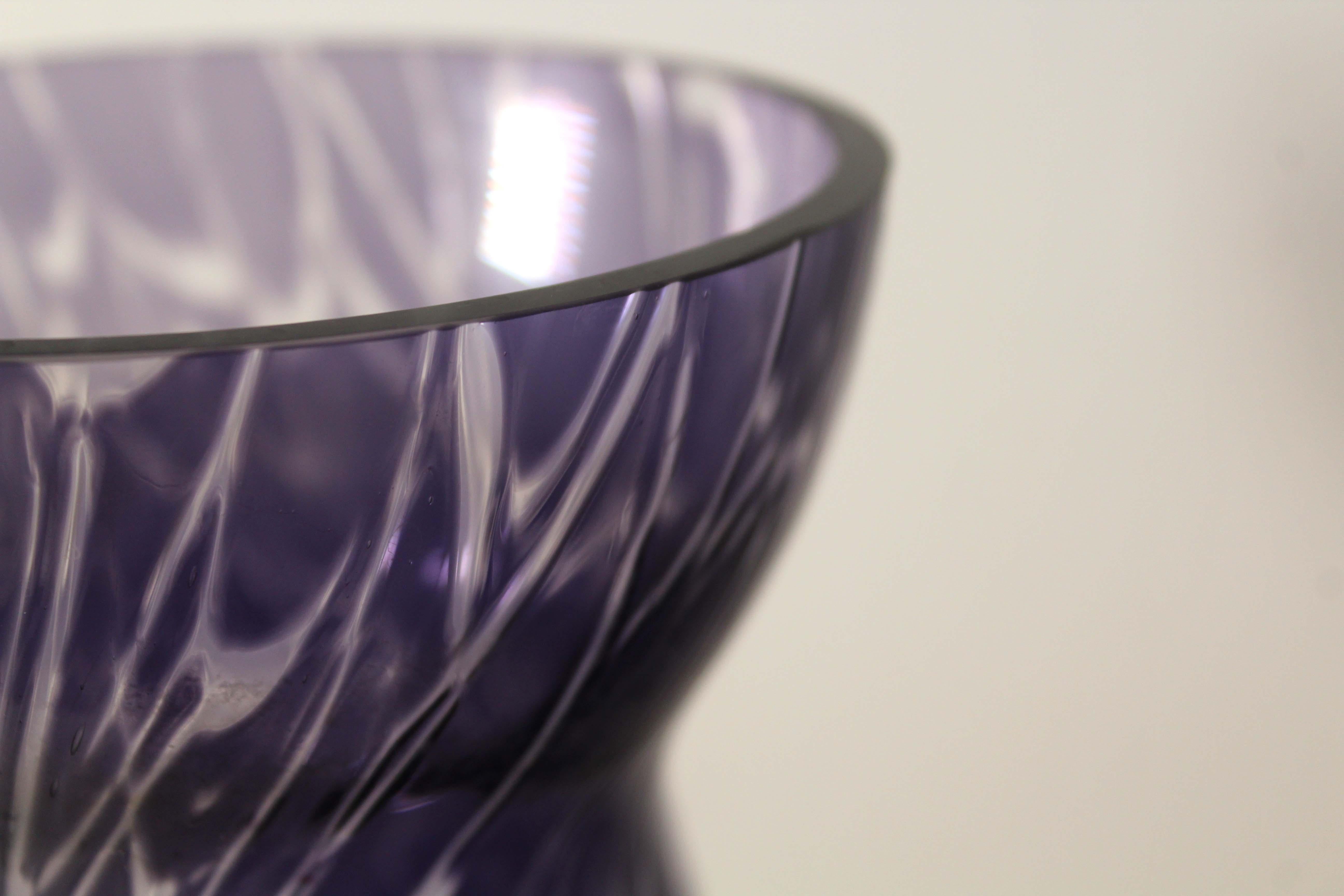 Vaso contemporaneo in vetro soffiato a mano Indaco con design a vortice In condizioni buone in vendita a Keego Harbor, MI