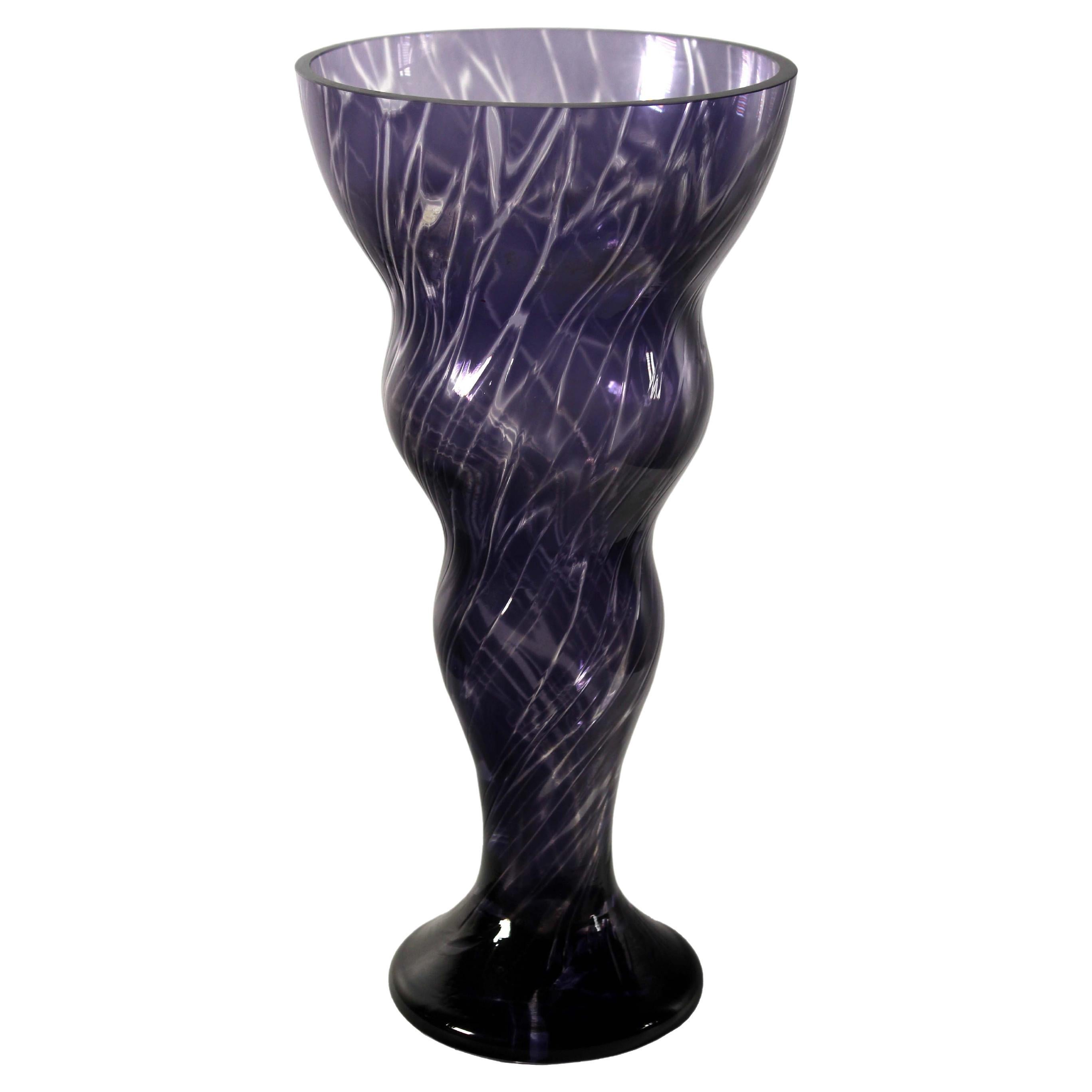 Vase contemporain en verre soufflé à la main indigo avec motif de tourbillon