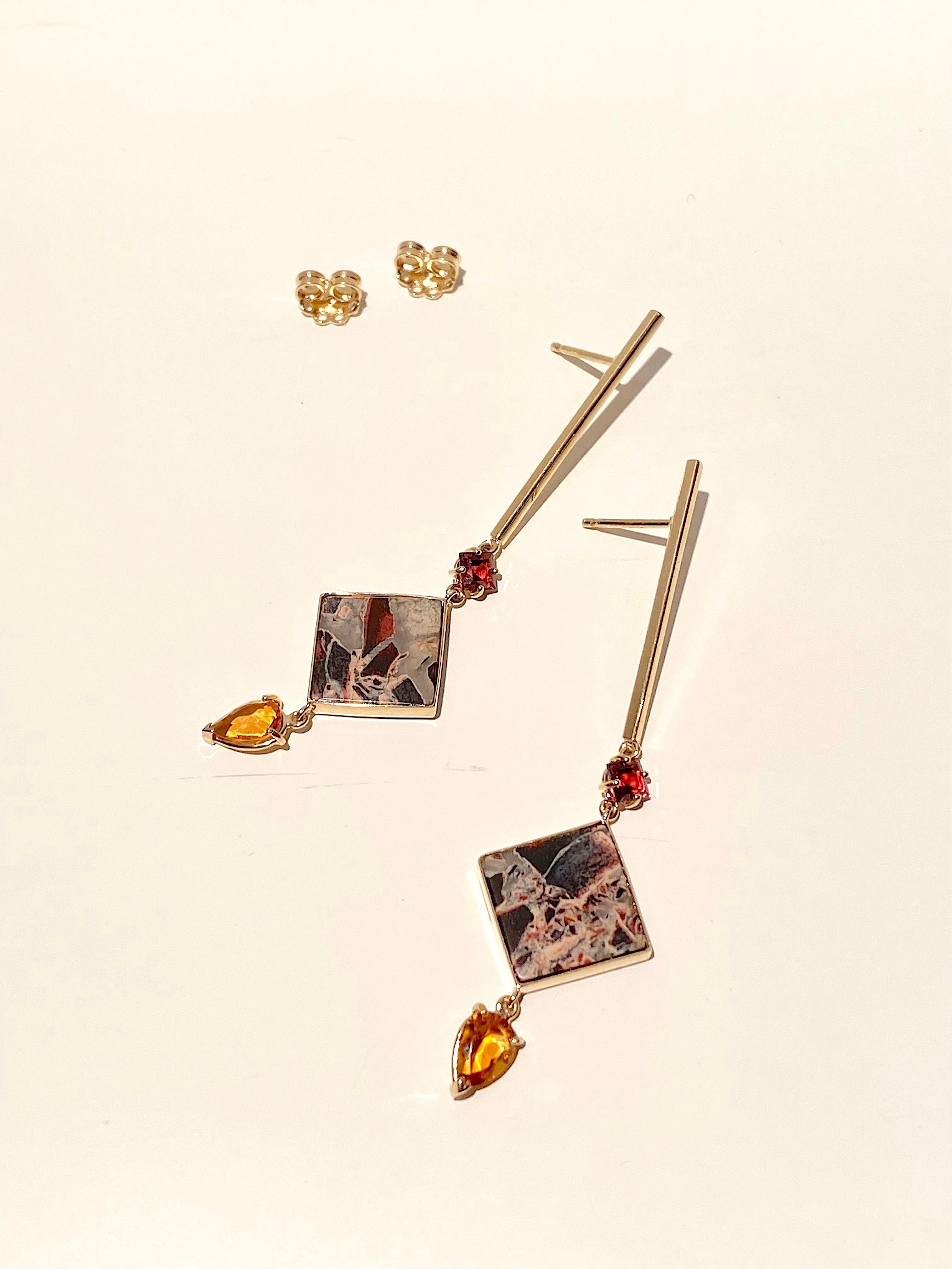 Taille mixte Boucles d'oreilles contemporaines en or jaune 18 carats avec grenats et citrine, fabriquées à la main en vente