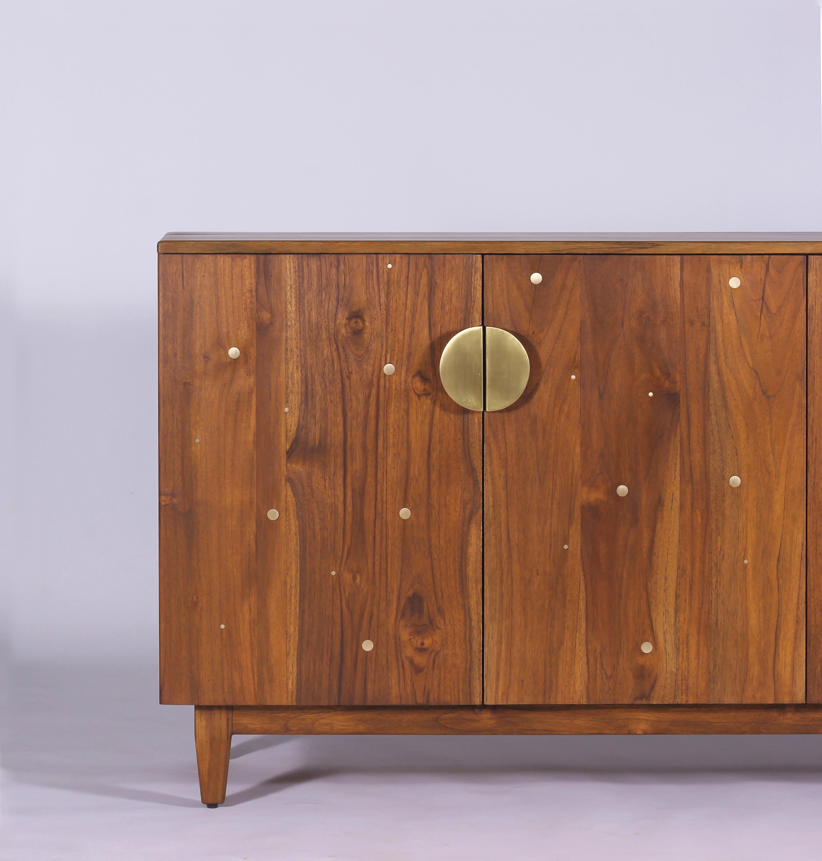 Contemporary Solid Oak Night Sky Credenza/Cabinet Handcrafted with Brass Inlay In New Condition In Hyderabad, TG