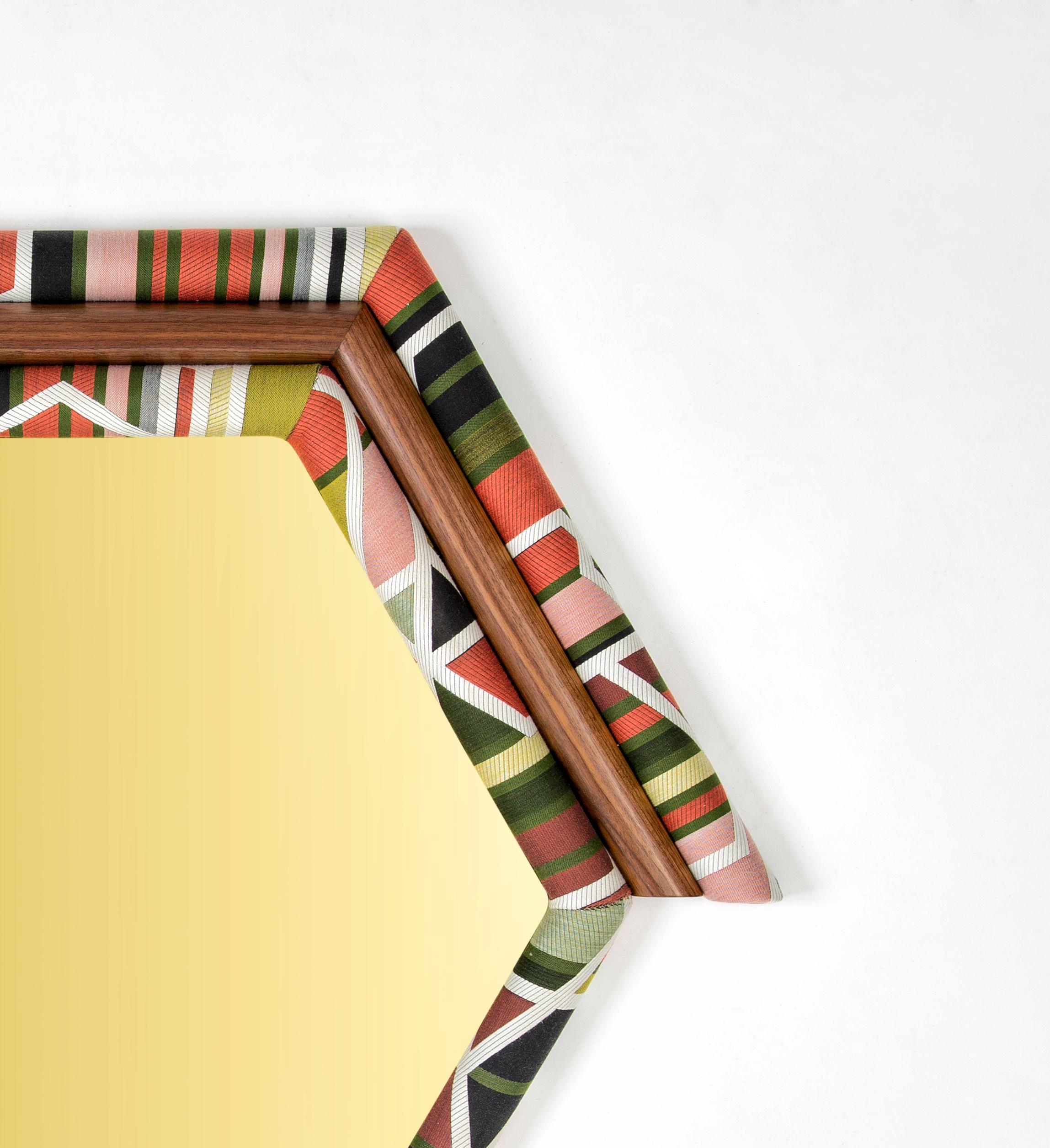 Turc Miroir hexagonal contemporain fabriqué à la main en chêne blanc et jaune Pontiac américain en vente