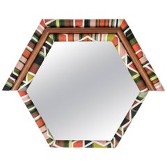 Miroir hexagonal contemporain Pontiac en noyer américain fabriqué et tapissé à la main