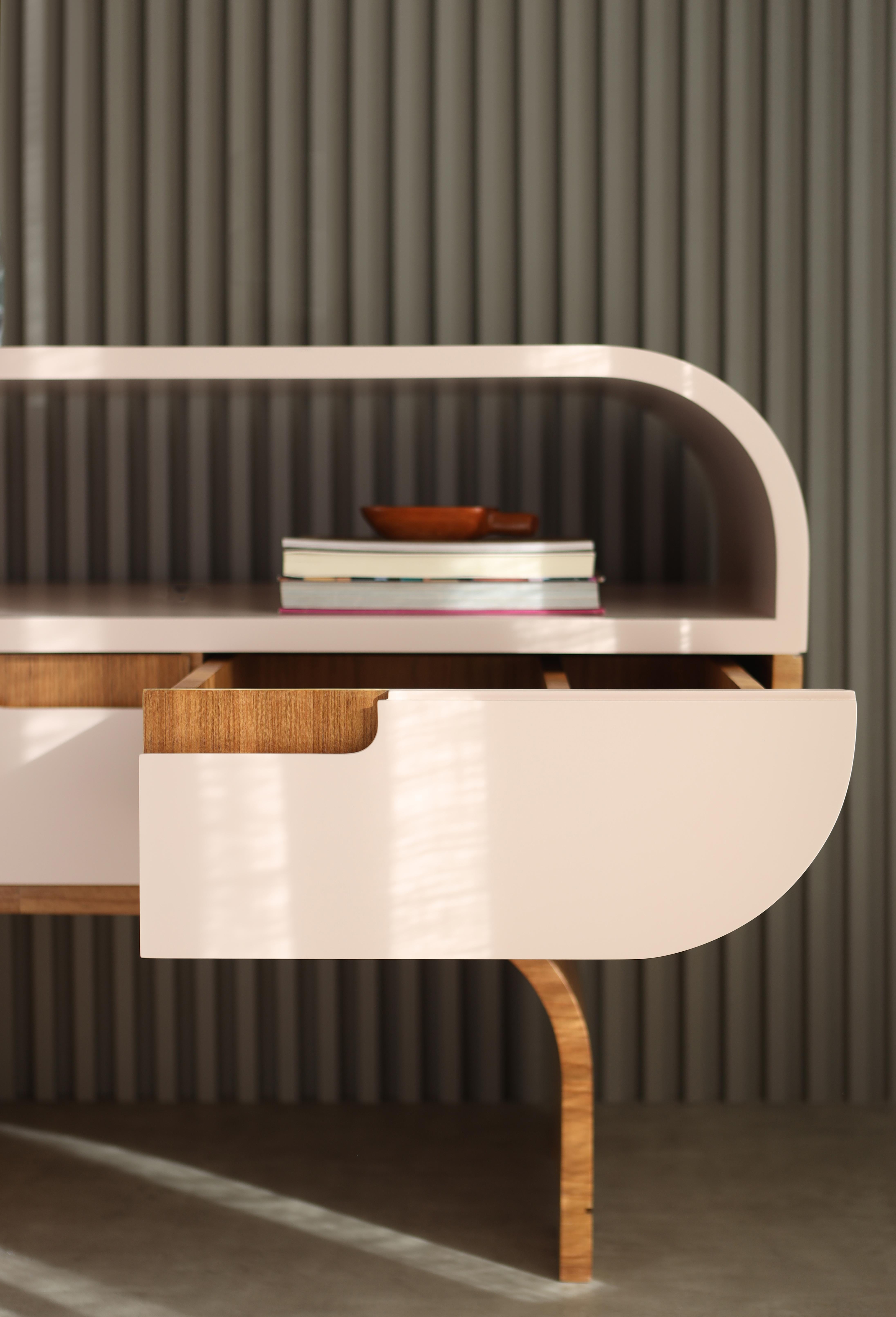 Der Nachttisch Midi, dessen Design von den 1960er Jahren inspiriert ist, wird aus einer industriell gefertigten Holzplatte mit Naturblechoberfläche und Lack hergestellt.

Der Midi Nachttisch kann in der größten Größe mit zwei Schubladen und in der