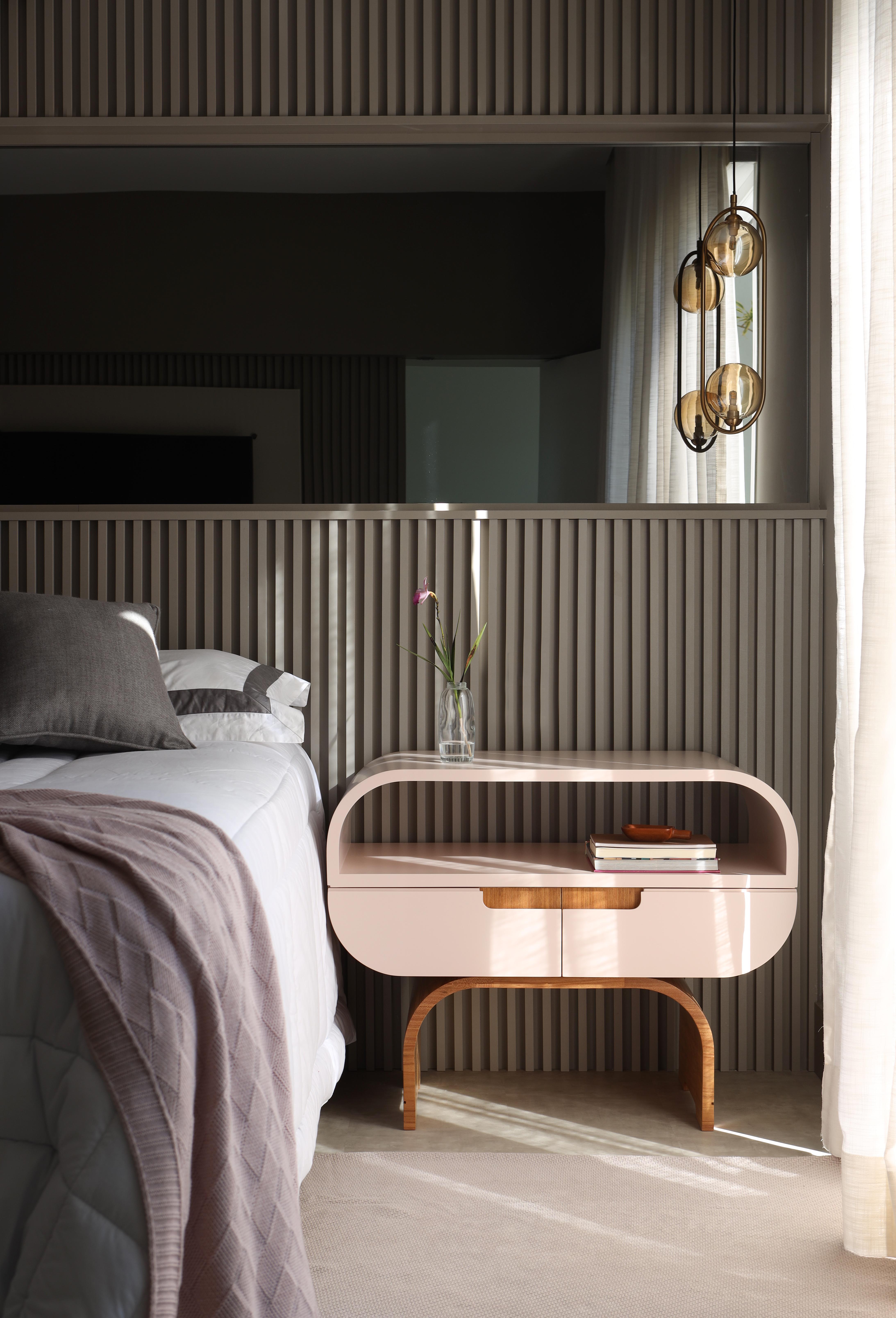 Contemporary Handcrafted Bedside Table, von Leo Strauss Midi Beistelltisch (Handgefertigt) im Angebot