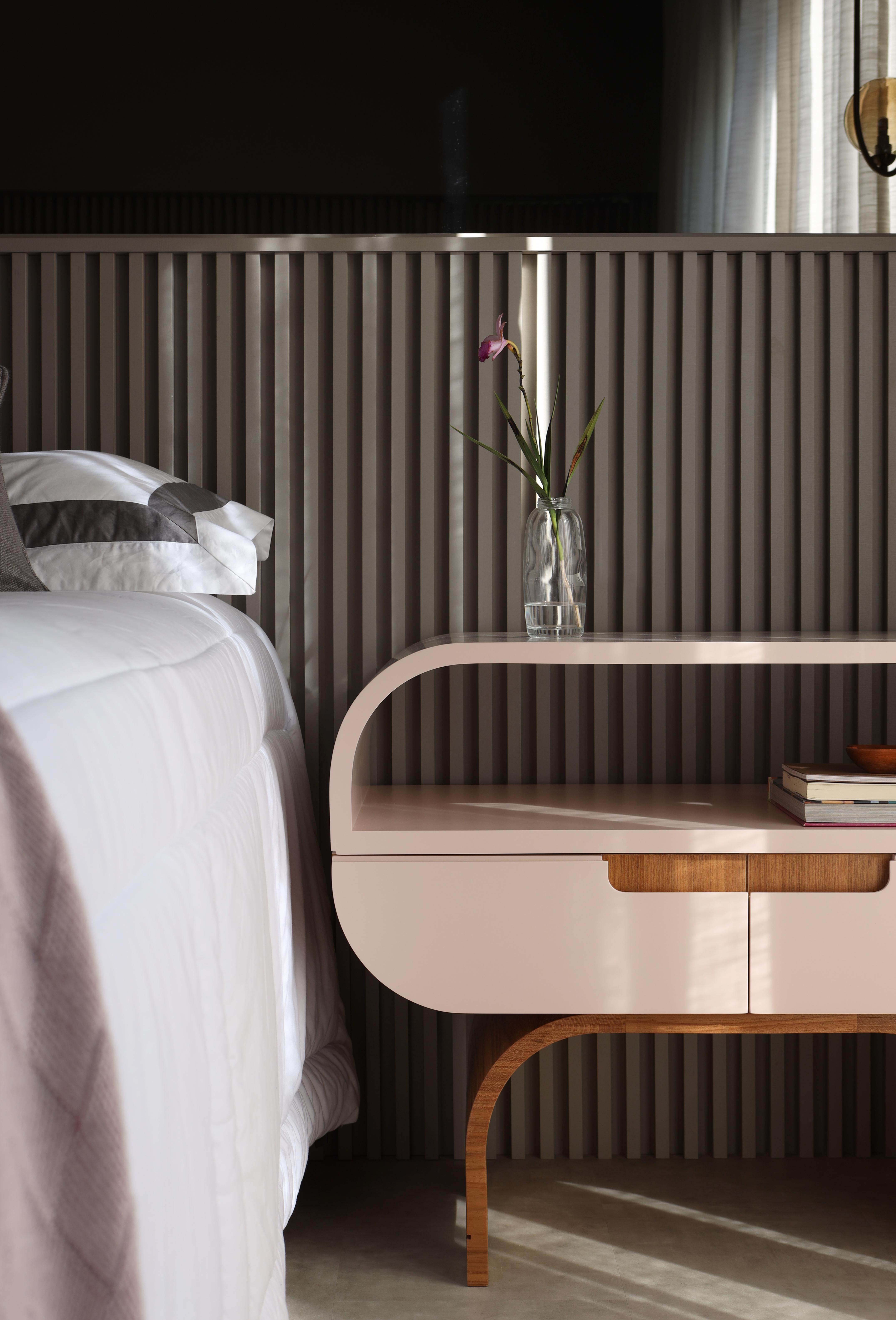 Contemporary Handcrafted Bedside Table, von Leo Strauss Midi Beistelltisch im Zustand „Neu“ im Angebot in Atibaia, BR