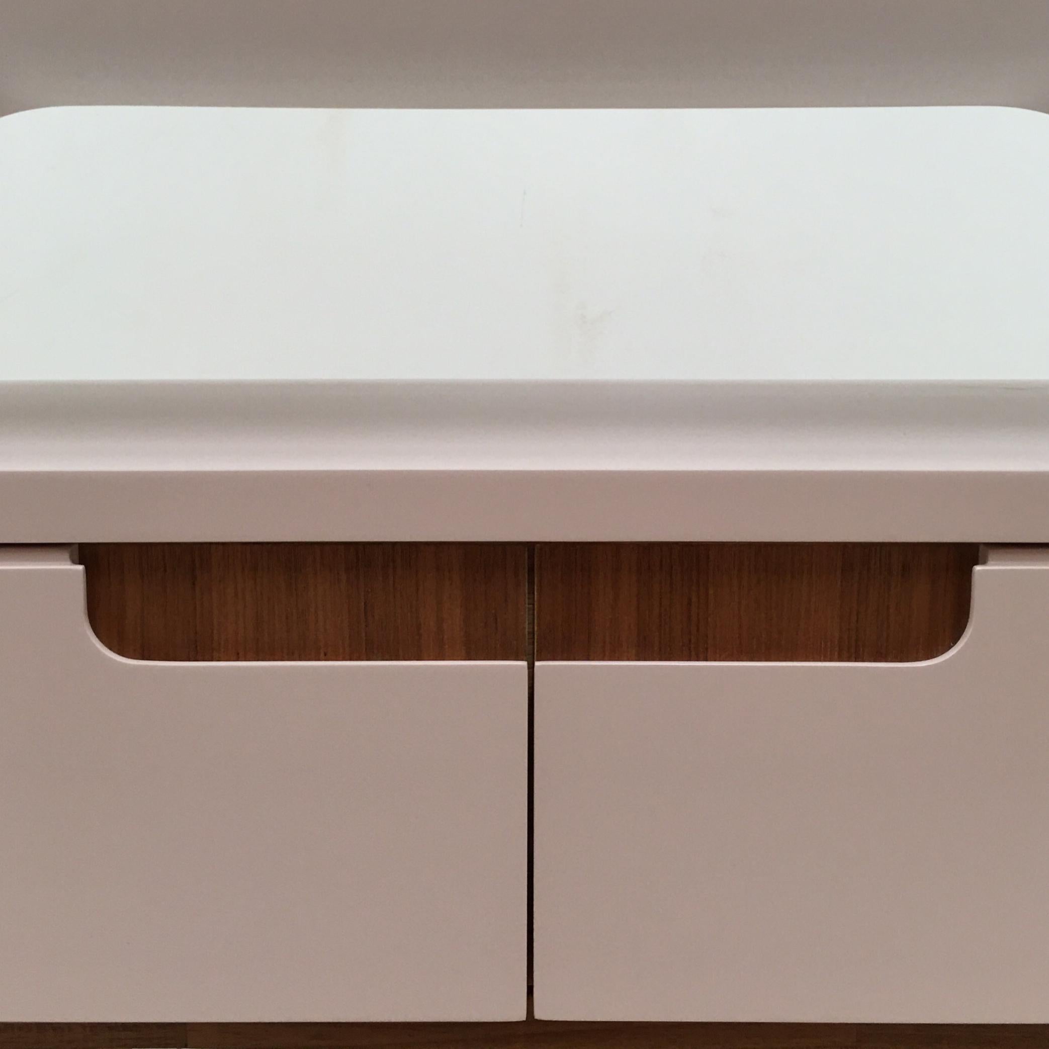 Contreplaqué Table de chevet contemporaine Handcraft, par Leo Strauss Midi Side Table en vente