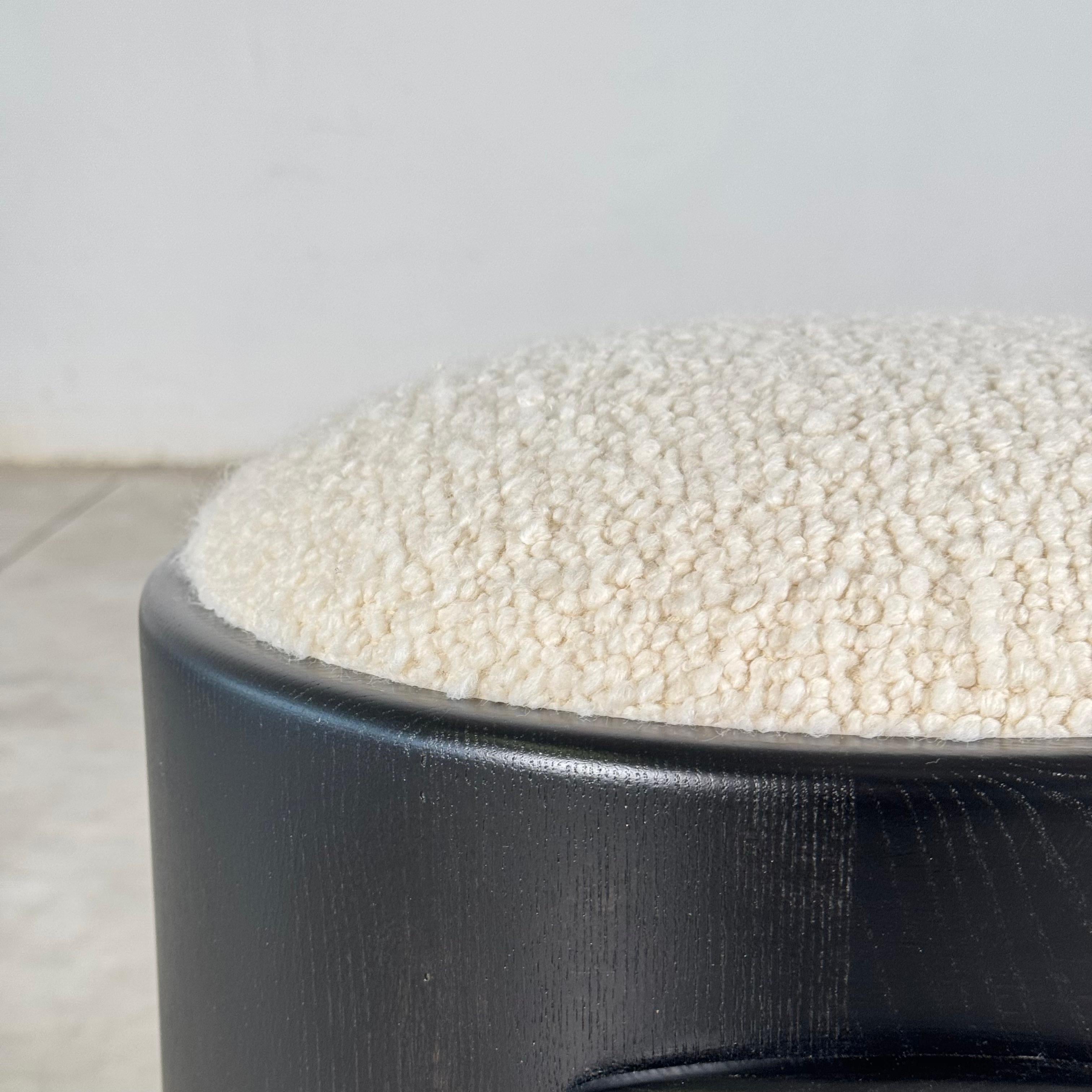 Handgefertigter Hocker aus schwarzer Esche mit Dedar Milano Bouclé Elfenbein von FORME im Angebot 3