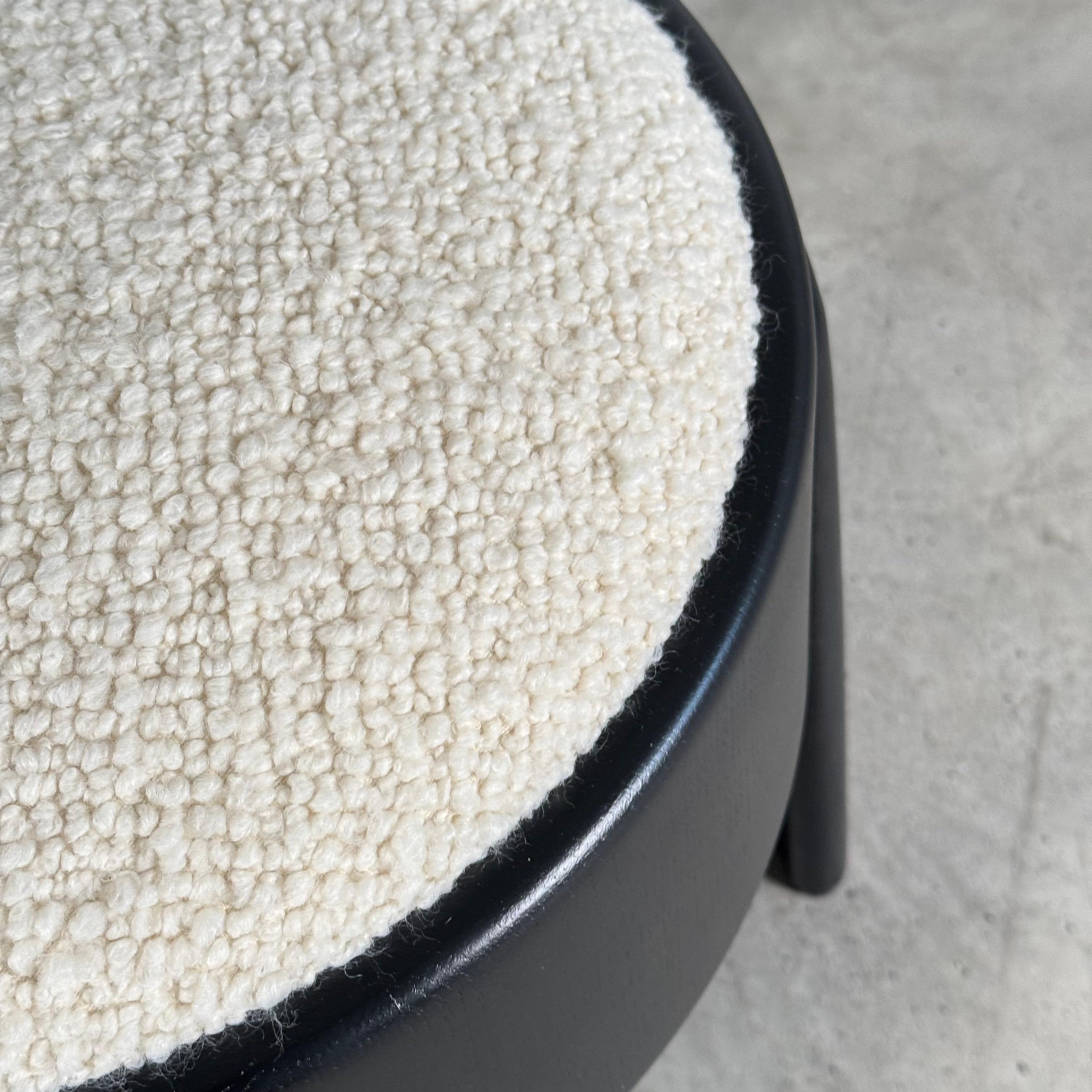 Handgefertigter Hocker aus schwarzer Esche mit Dedar Milano Bouclé Elfenbein von FORME im Angebot 4