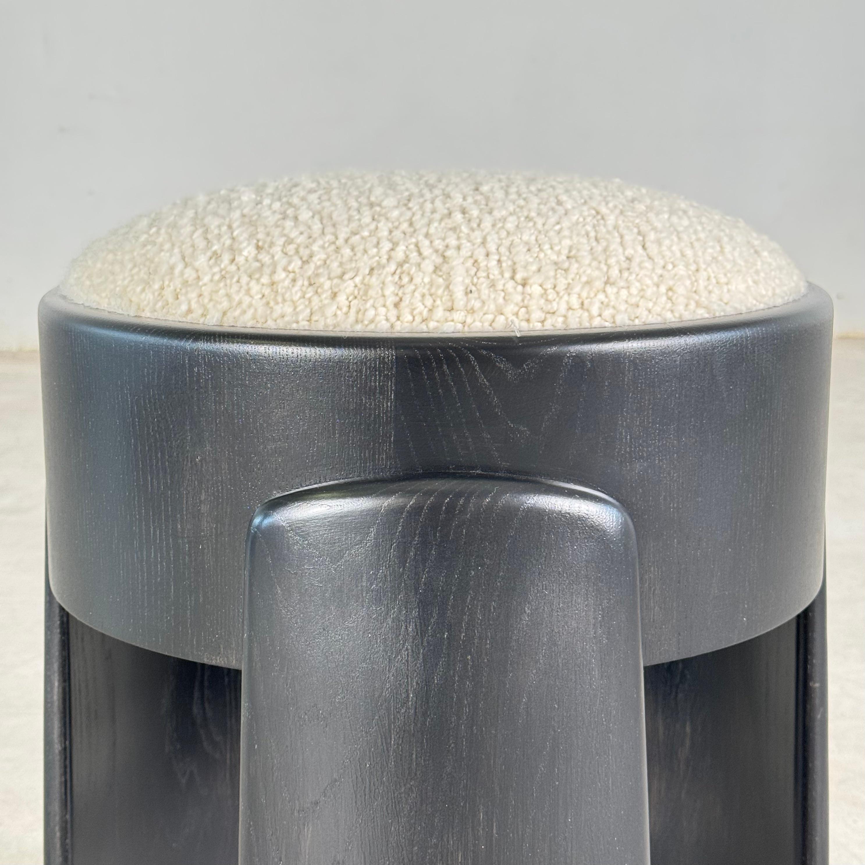 Handgefertigter Hocker aus schwarzer Esche mit Dedar Milano Bouclé Elfenbein von FORME im Angebot 5