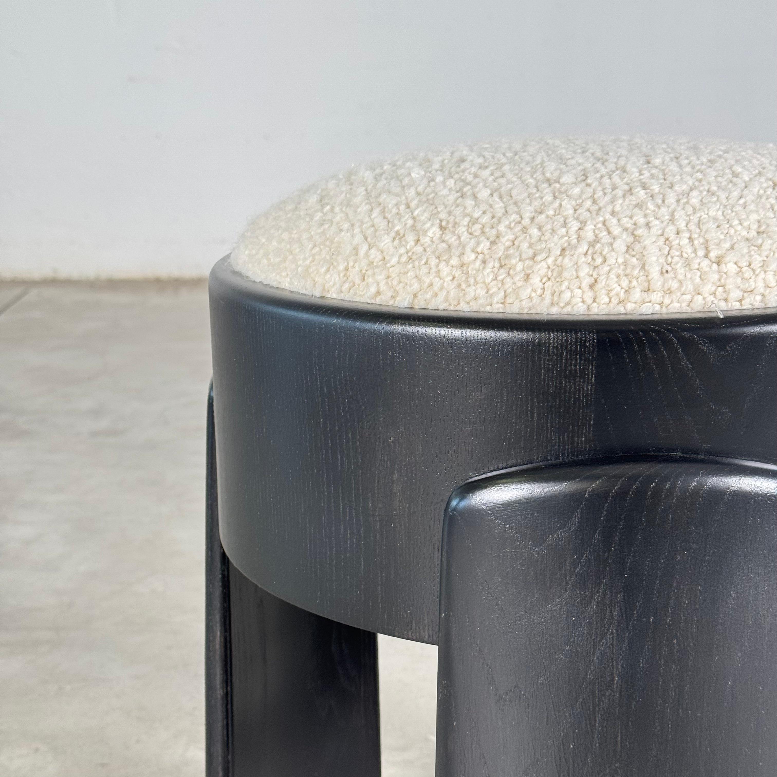 Handgefertigter Hocker aus schwarzer Esche mit Dedar Milano Bouclé Elfenbein von FORME im Angebot 6