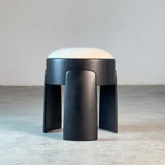 Handgefertigter Hocker aus schwarzer Esche mit Dedar Milano Bouclé Elfenbein von FORME