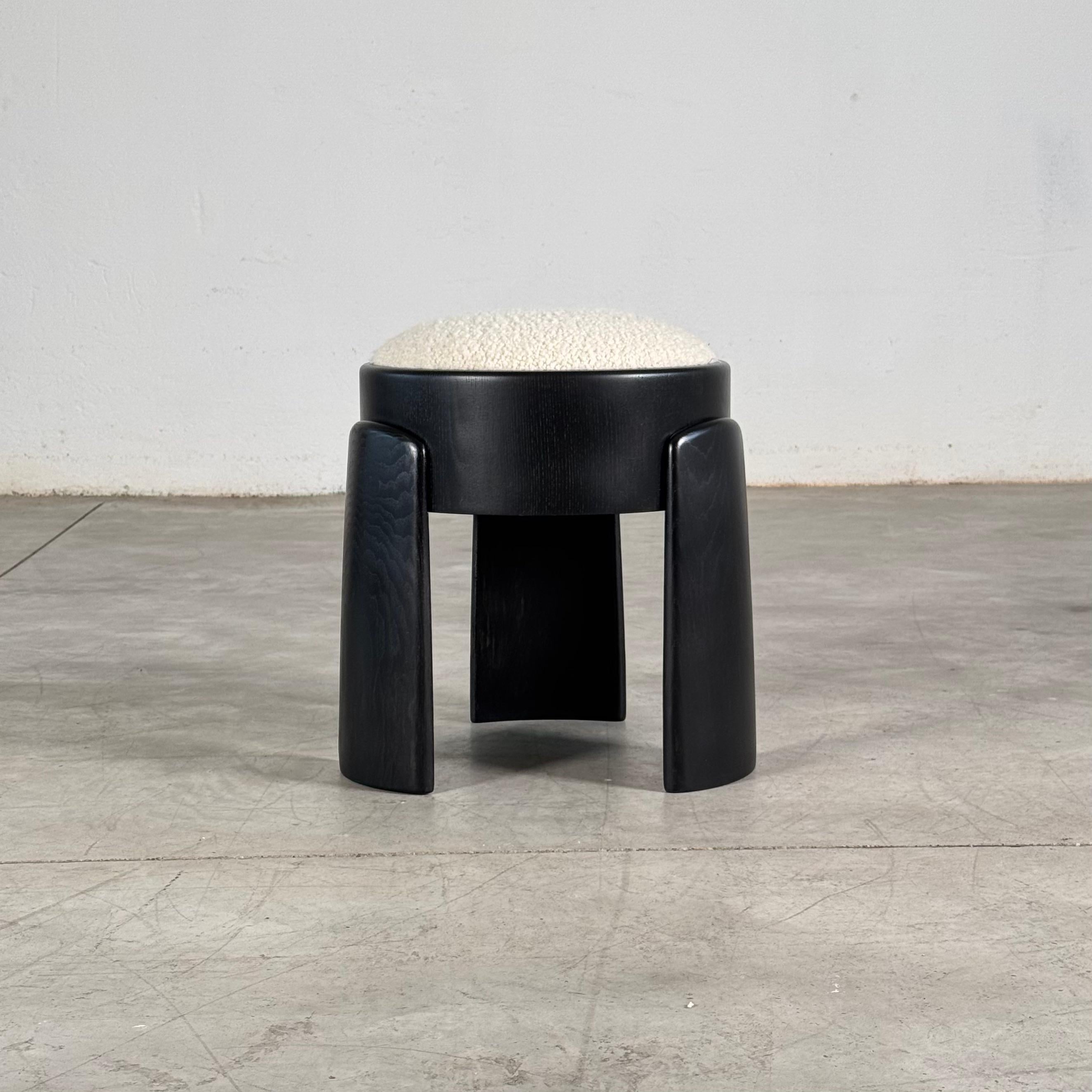 Handgefertigter Hocker aus schwarzer Esche mit Dedar Milano Bouclé Elfenbein von FORME (Moderne der Mitte des Jahrhunderts) im Angebot