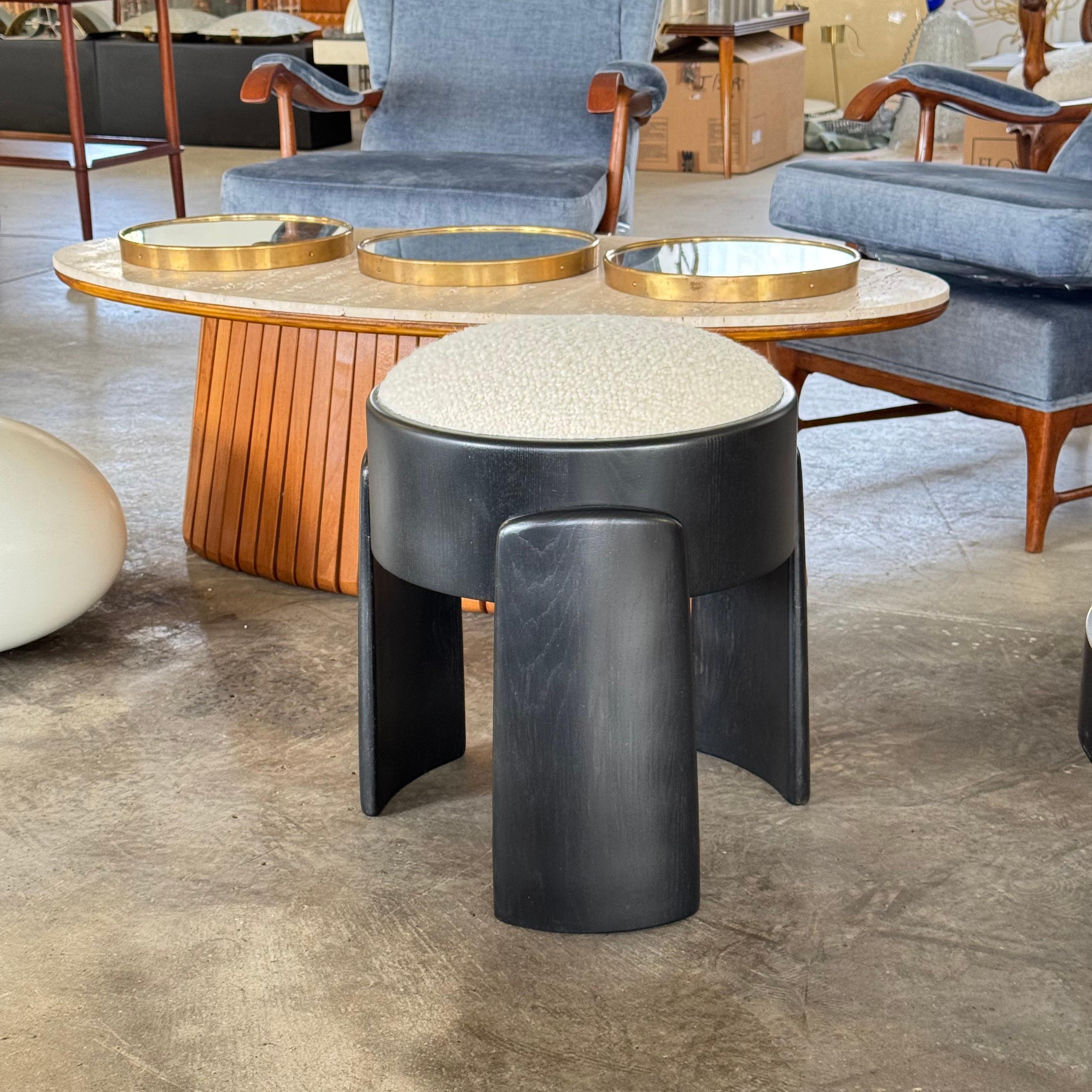 Handgefertigter Hocker aus schwarzer Esche mit Dedar Milano Bouclé Elfenbein von FORME im Zustand „Gut“ im Angebot in Brescia, Brescia