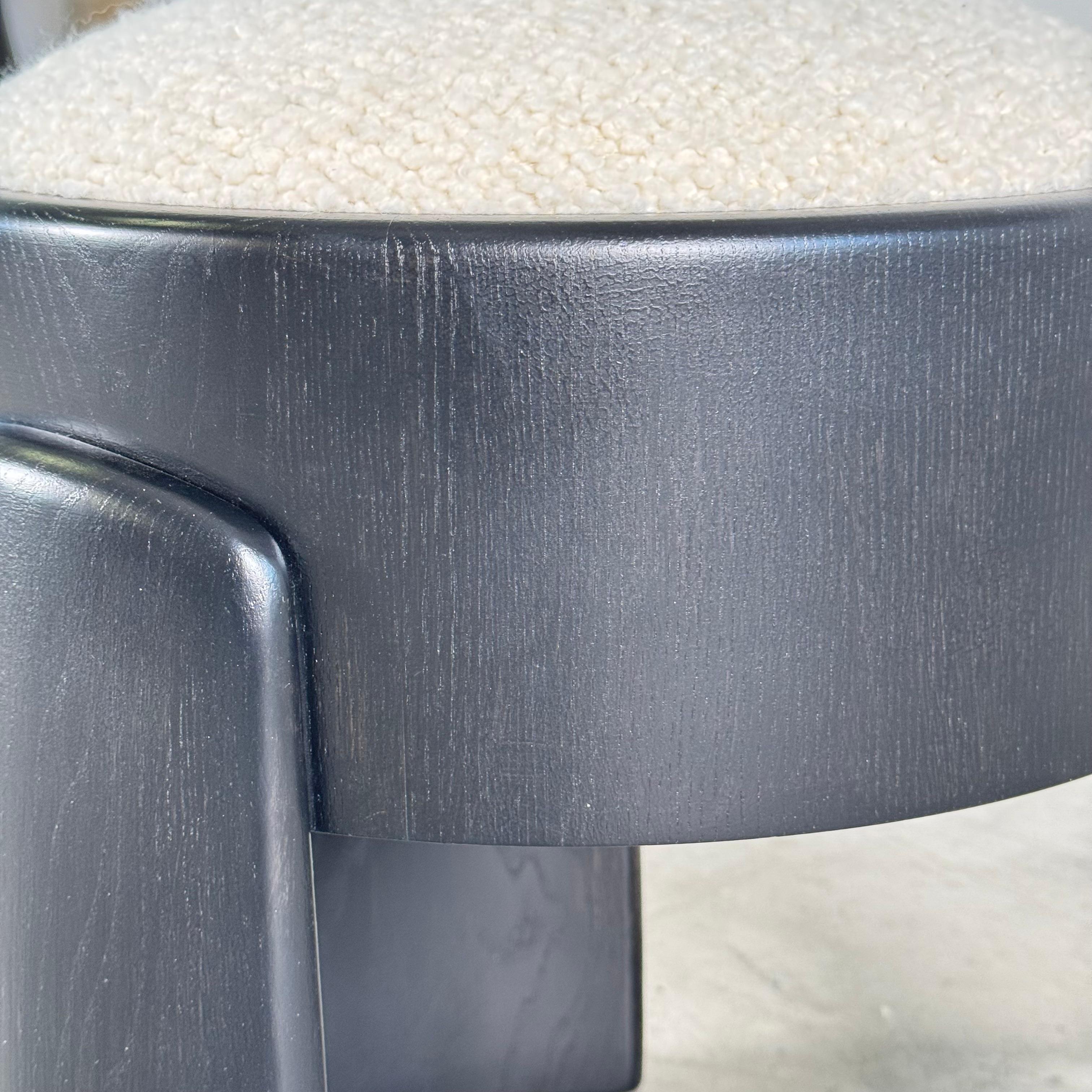 Handgefertigter Hocker aus schwarzer Esche mit Dedar Milano Bouclé Elfenbein von FORME (21. Jahrhundert und zeitgenössisch) im Angebot