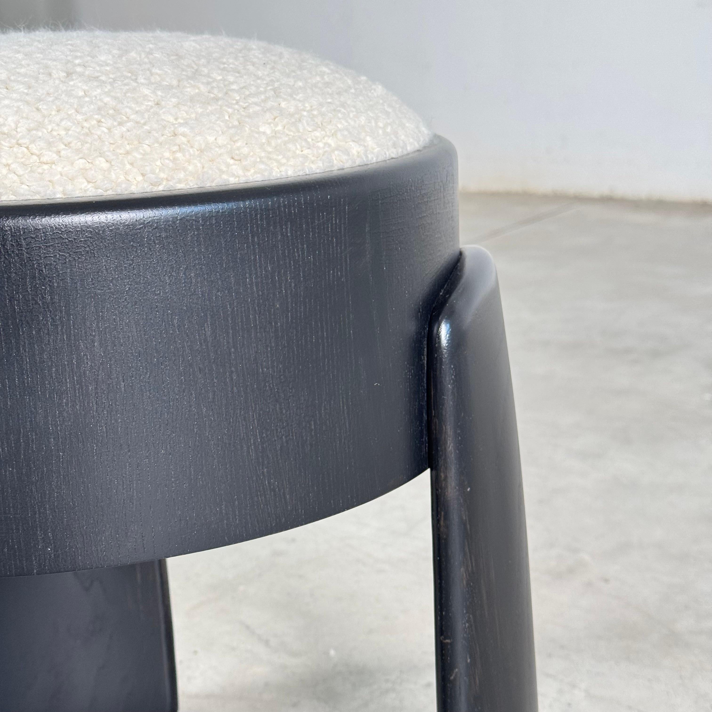 Handgefertigter Hocker aus schwarzer Esche mit Dedar Milano Bouclé Elfenbein von FORME (Hartholz) im Angebot