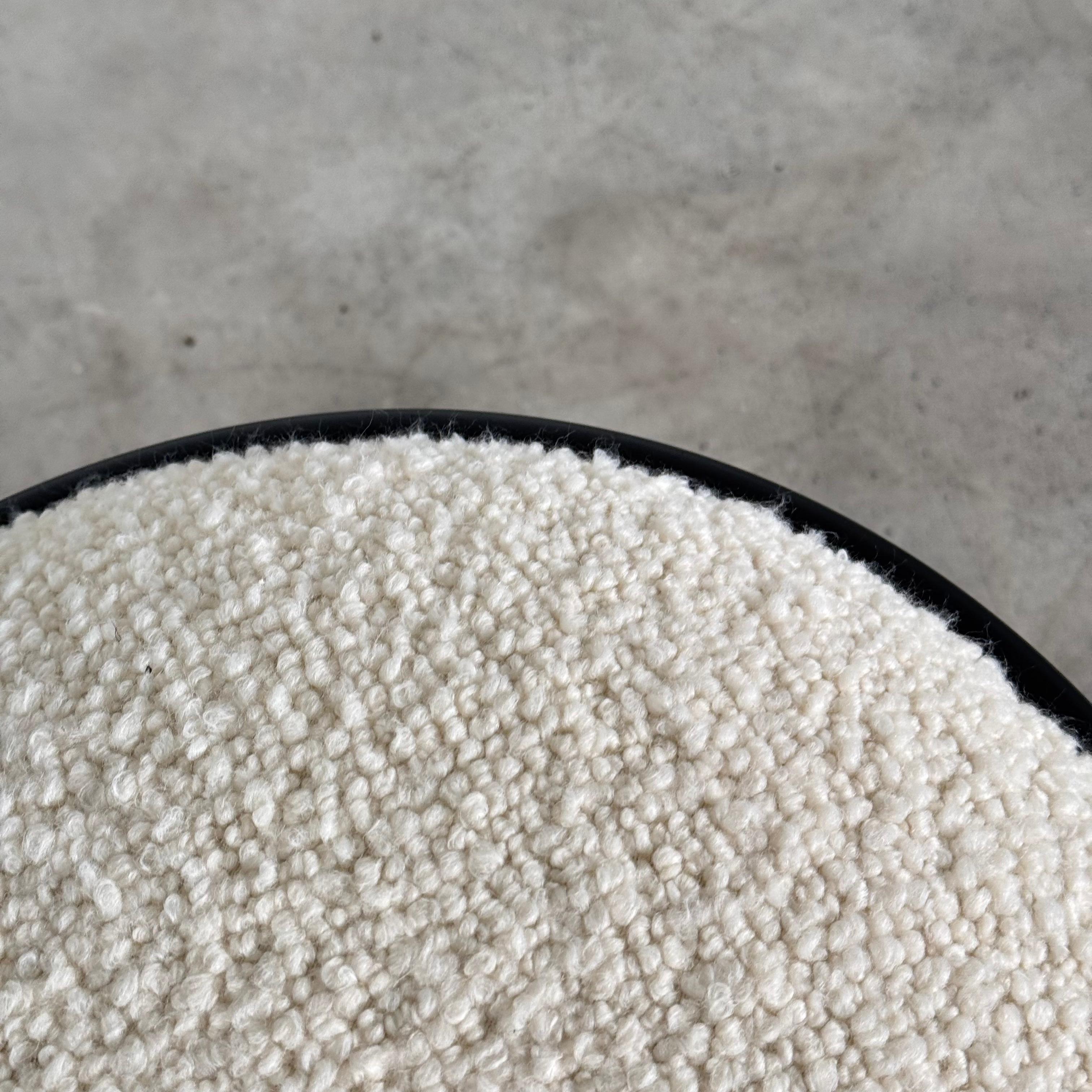 Handgefertigter Hocker aus schwarzer Esche mit Dedar Milano Bouclé Elfenbein von FORME im Angebot 1