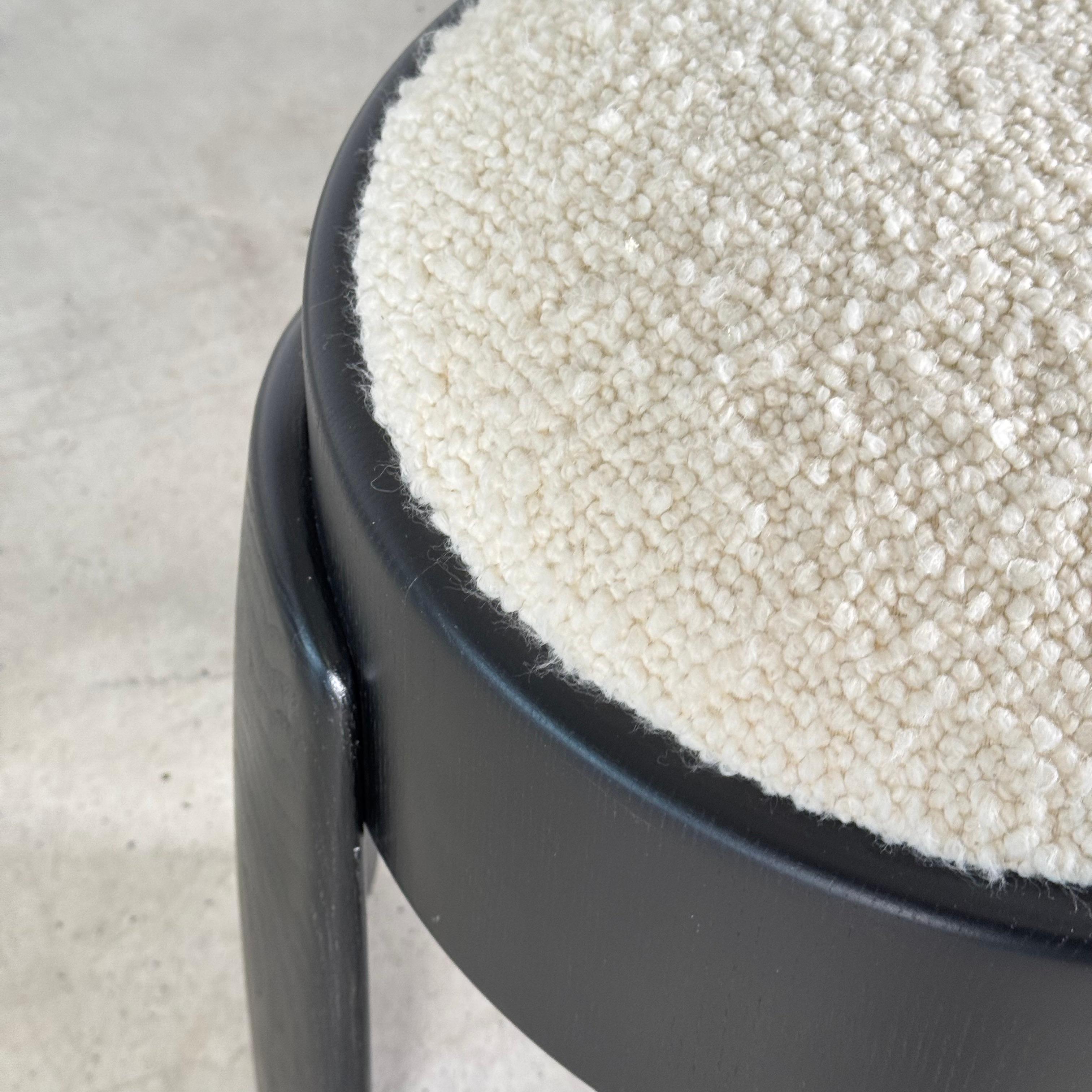 Handgefertigter Hocker aus schwarzer Esche mit Dedar Milano Bouclé Elfenbein von FORME im Angebot 2