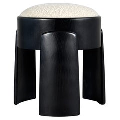 Tabouret contemporain en frêne noir travaillé à la main avec Dedar Milano Bouclé Ivoire par FORME