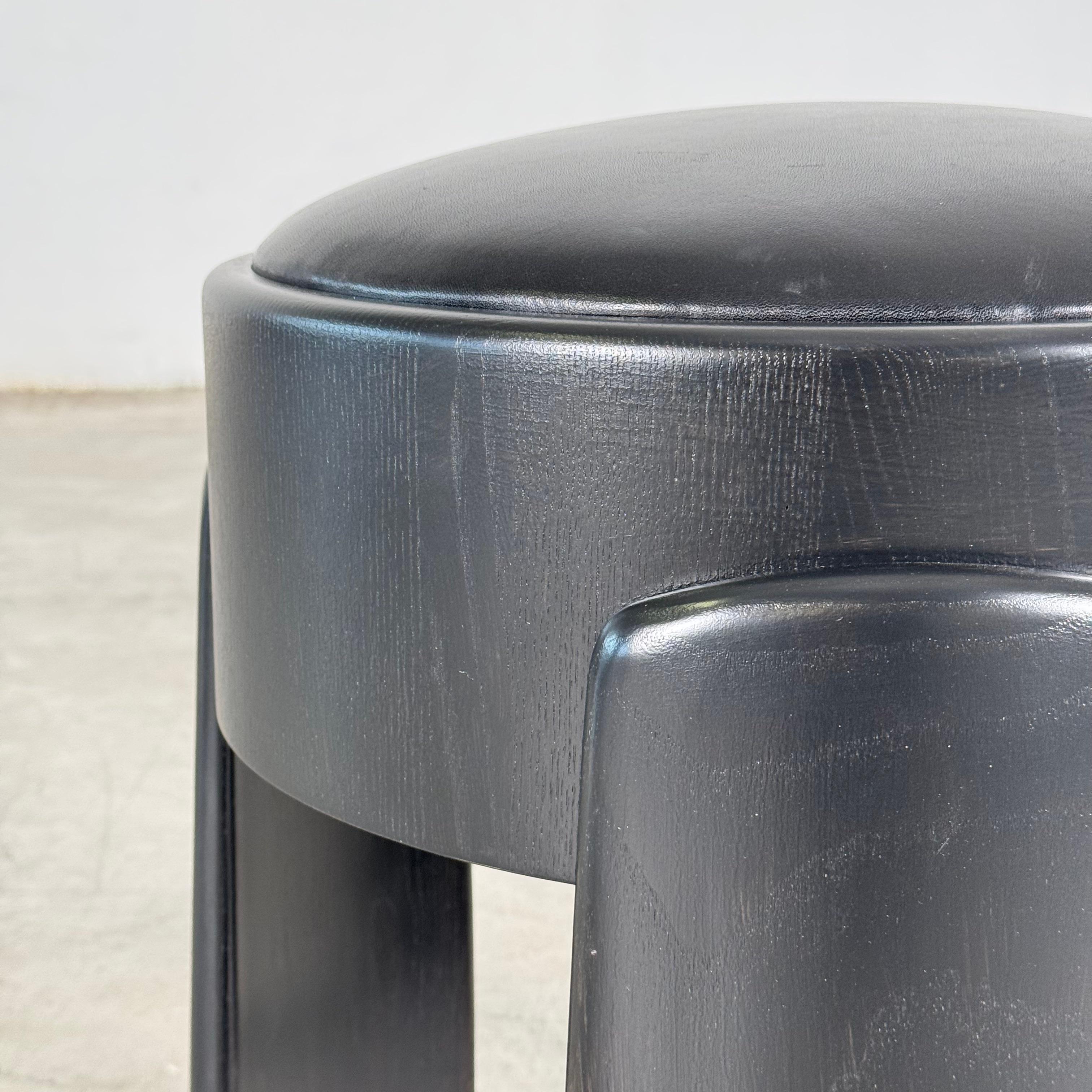 Zeitgenössischer handgefertigter Hocker aus schwarzer Esche mit hochwertigem Vollleder, FORME im Angebot 2