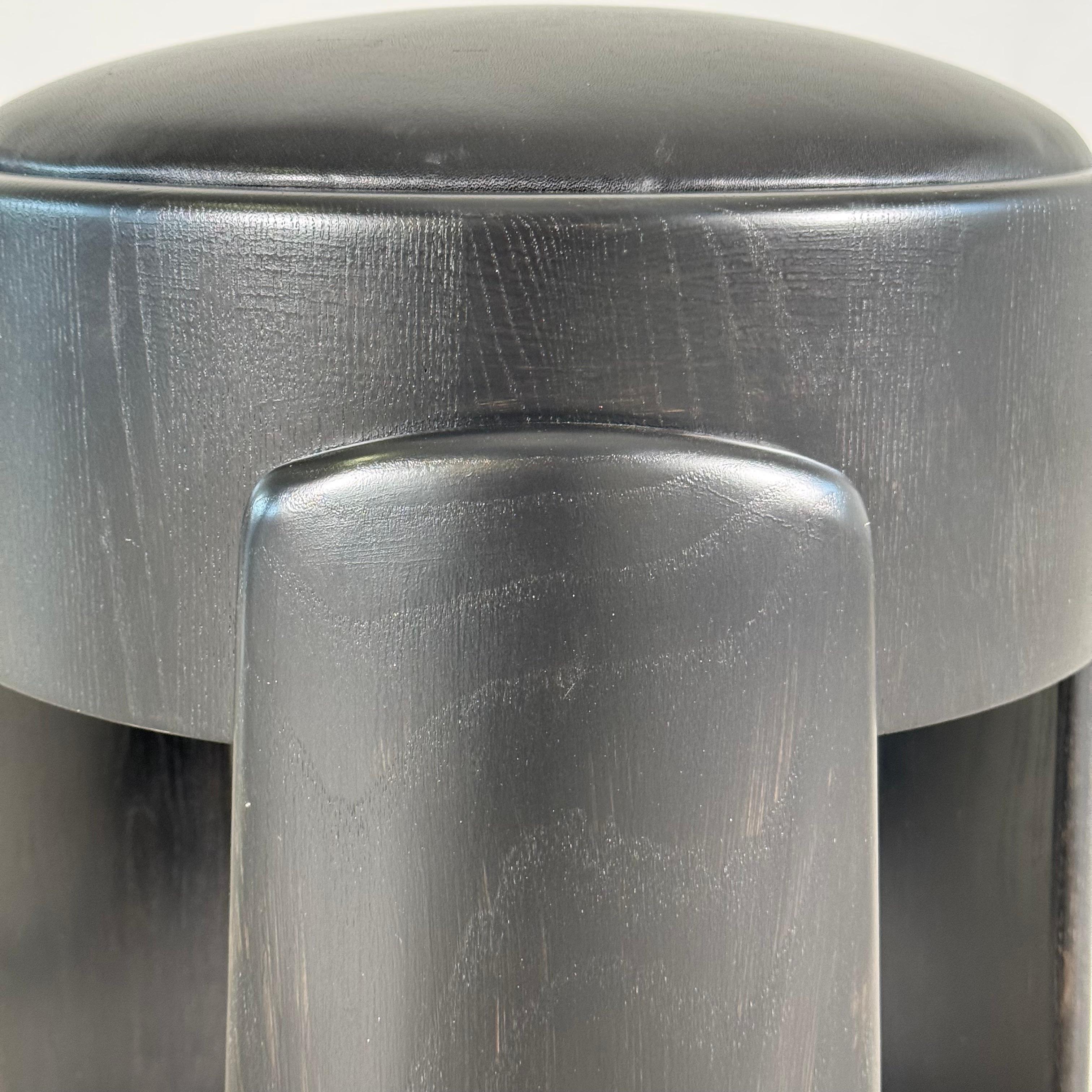 Zeitgenössischer handgefertigter Hocker aus schwarzer Esche mit hochwertigem Vollleder, FORME im Angebot 3