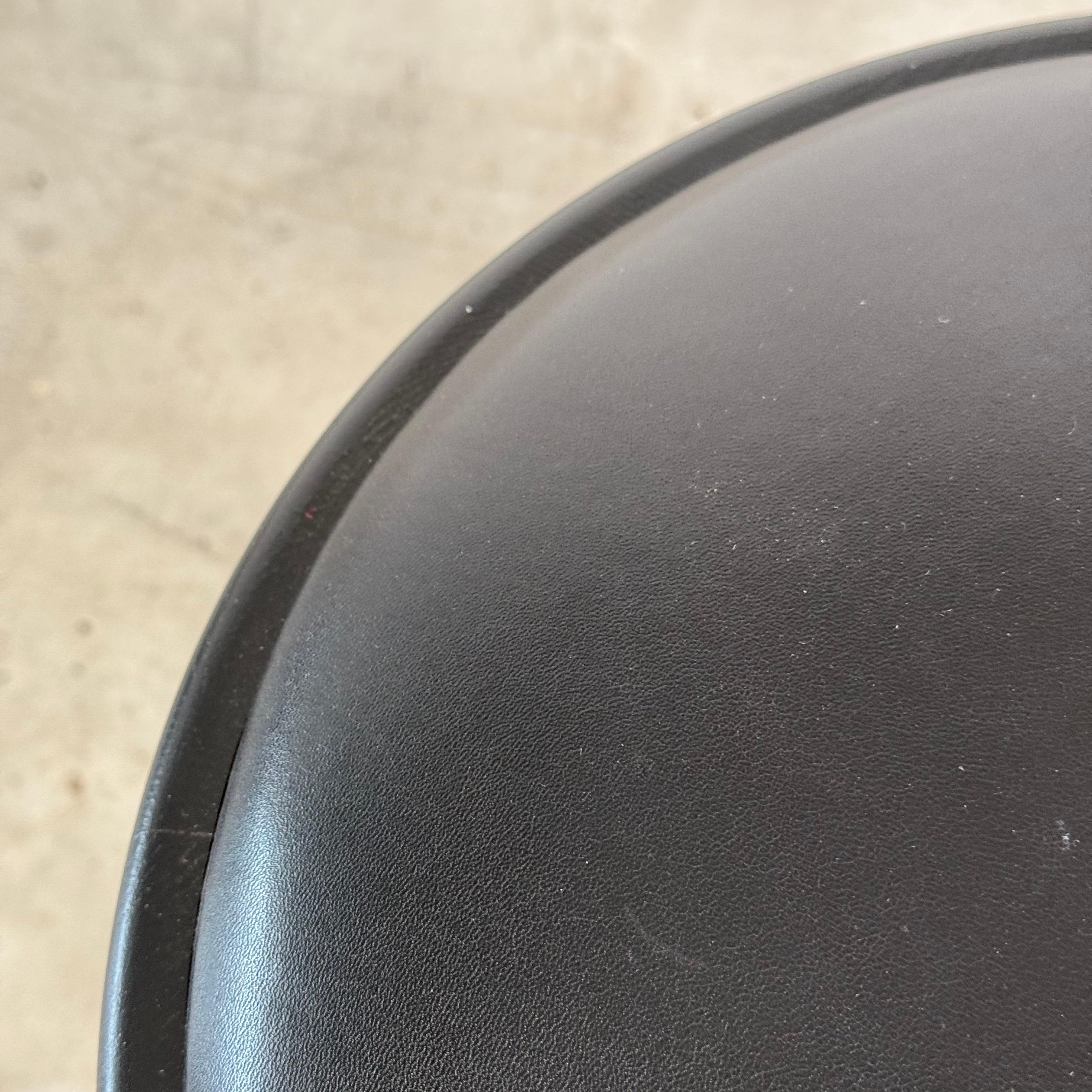 Zeitgenössischer handgefertigter Hocker aus schwarzer Esche mit hochwertigem Vollleder, FORME im Angebot 4