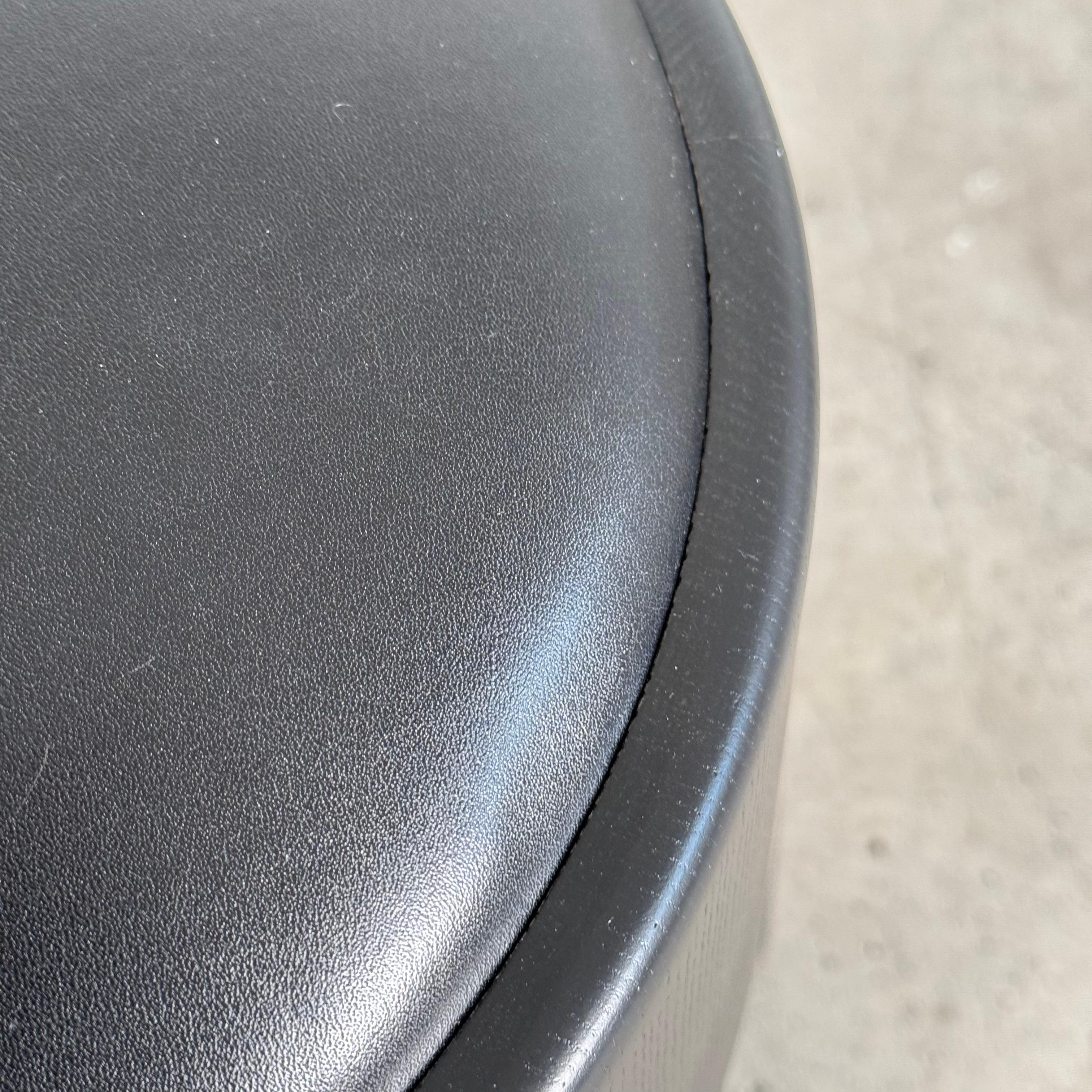 Zeitgenössischer handgefertigter Hocker aus schwarzer Esche mit hochwertigem Vollleder, FORME im Angebot 5