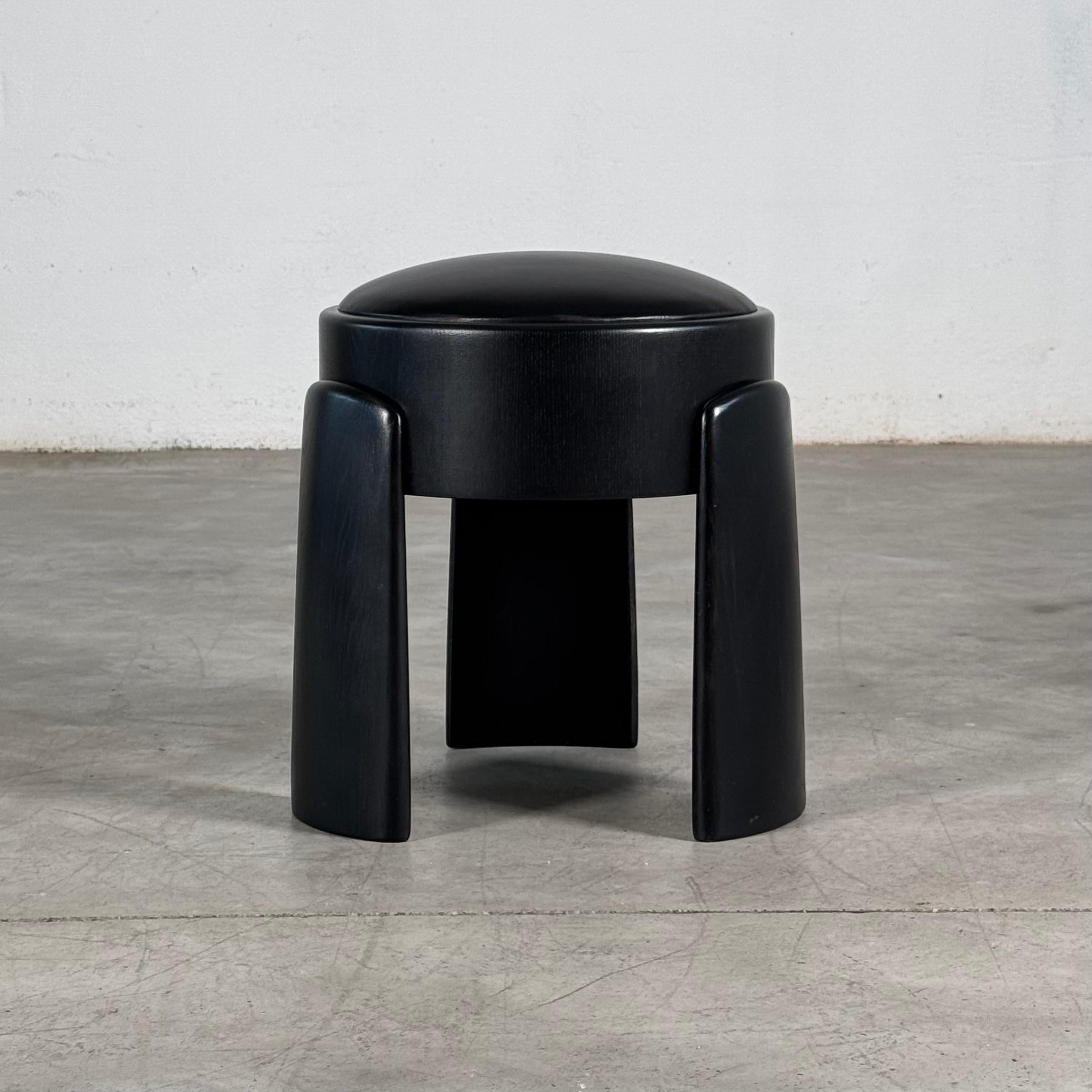 Zeitgenössischer handgefertigter Hocker aus schwarzer Esche mit hochwertigem Vollleder, FORME (Moderne der Mitte des Jahrhunderts) im Angebot