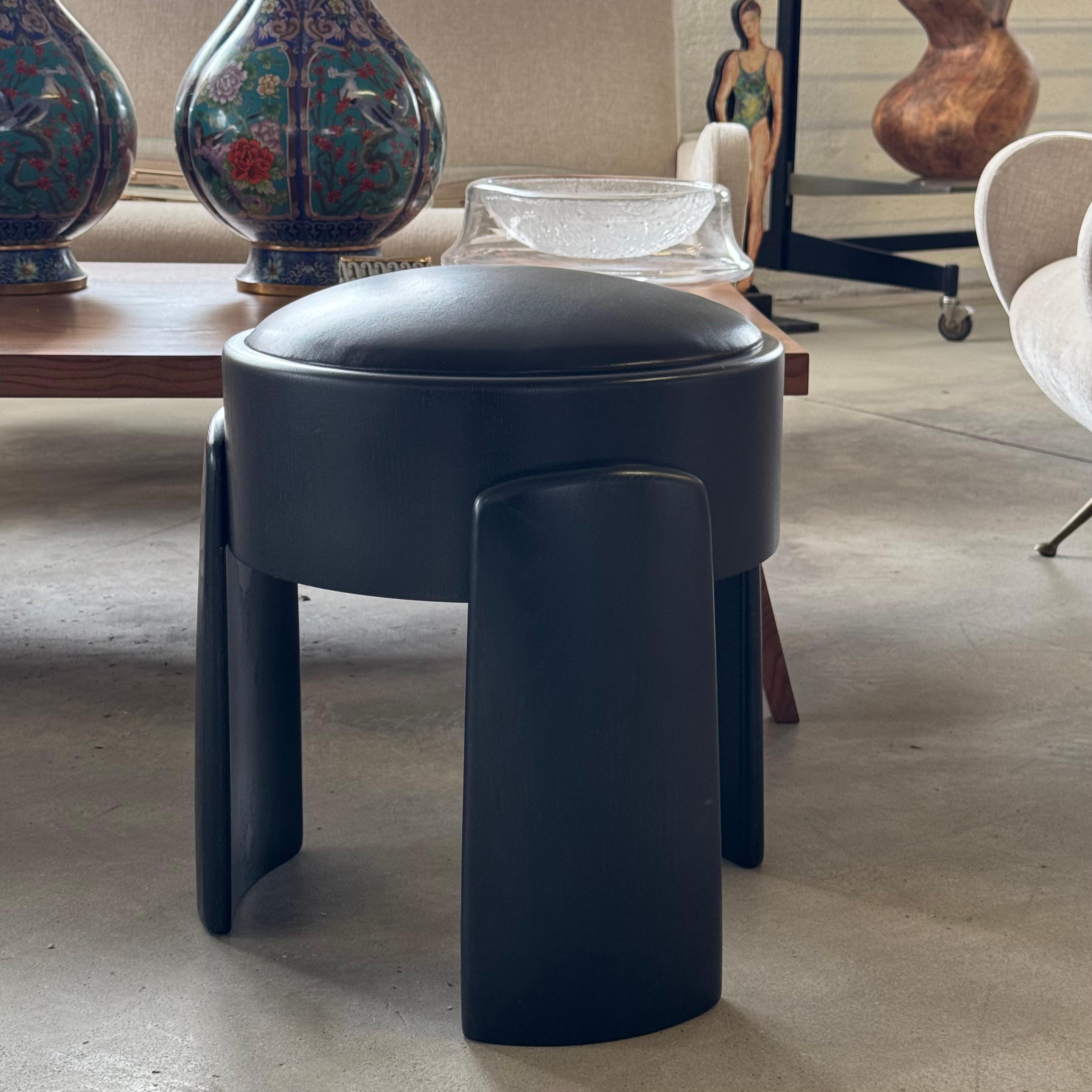 Zeitgenössischer handgefertigter Hocker aus schwarzer Esche mit hochwertigem Vollleder, FORME (Italienisch) im Angebot