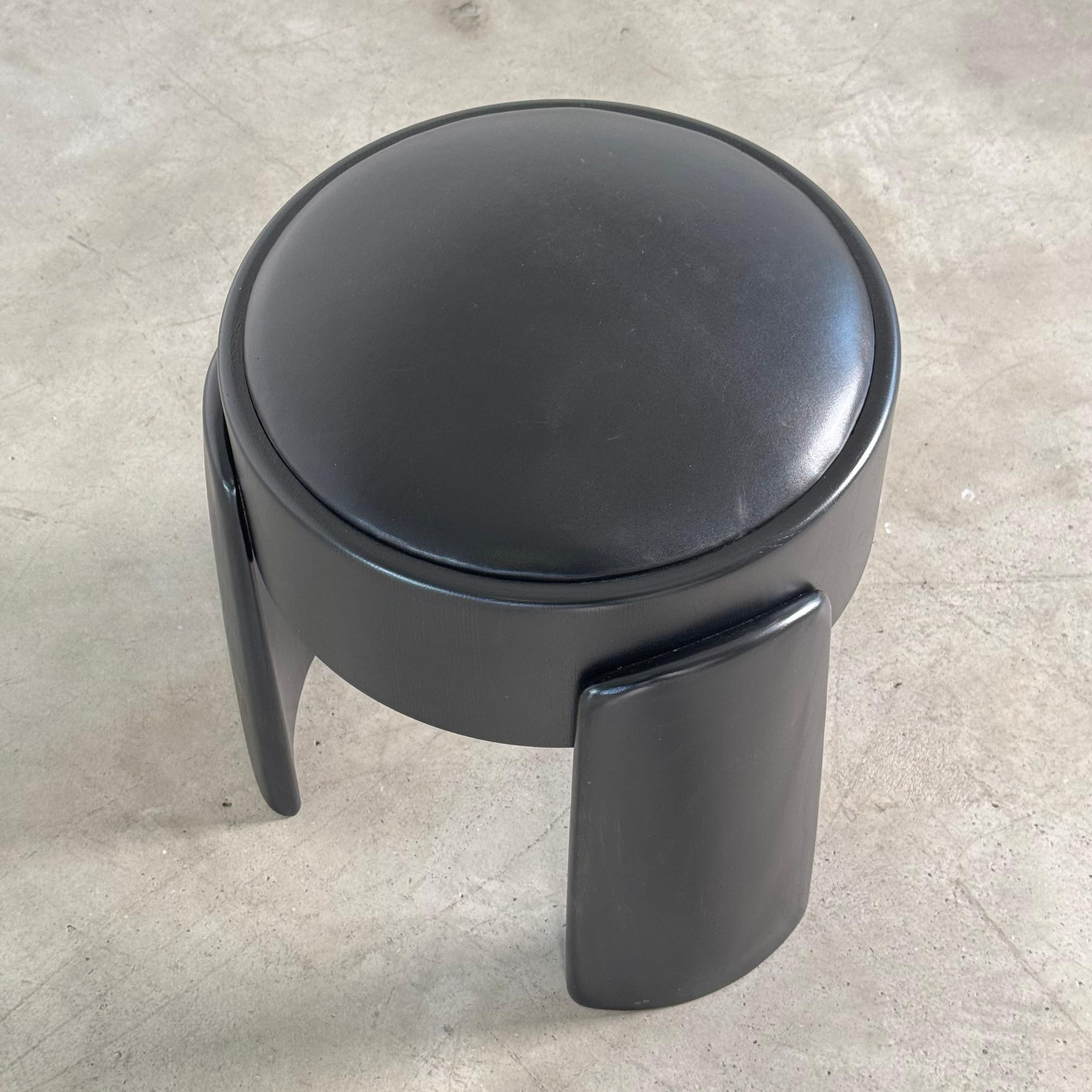 Zeitgenössischer handgefertigter Hocker aus schwarzer Esche mit hochwertigem Vollleder, FORME (Handgeschnitzt) im Angebot