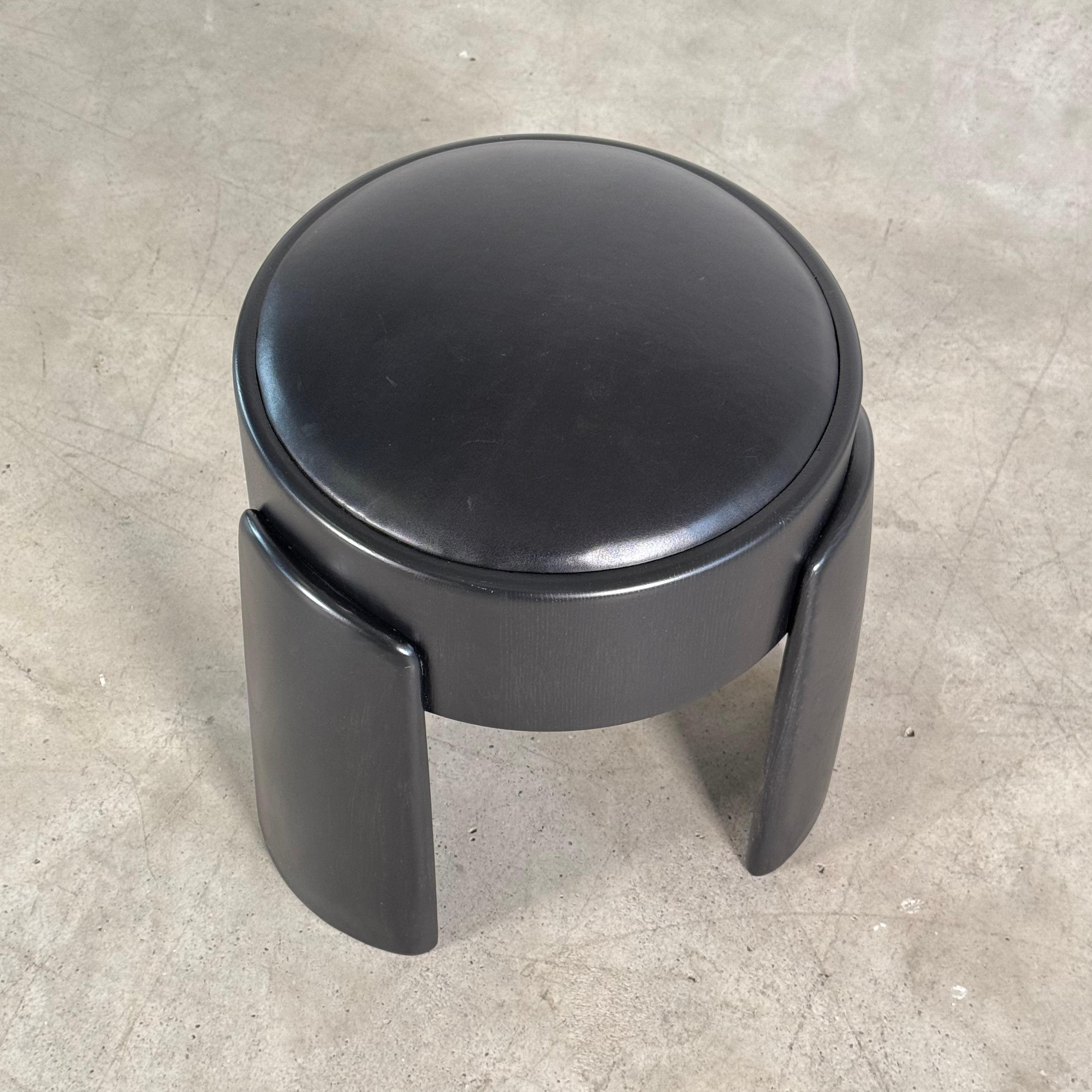 Zeitgenössischer handgefertigter Hocker aus schwarzer Esche mit hochwertigem Vollleder, FORME im Zustand „Gut“ im Angebot in Brescia, Brescia