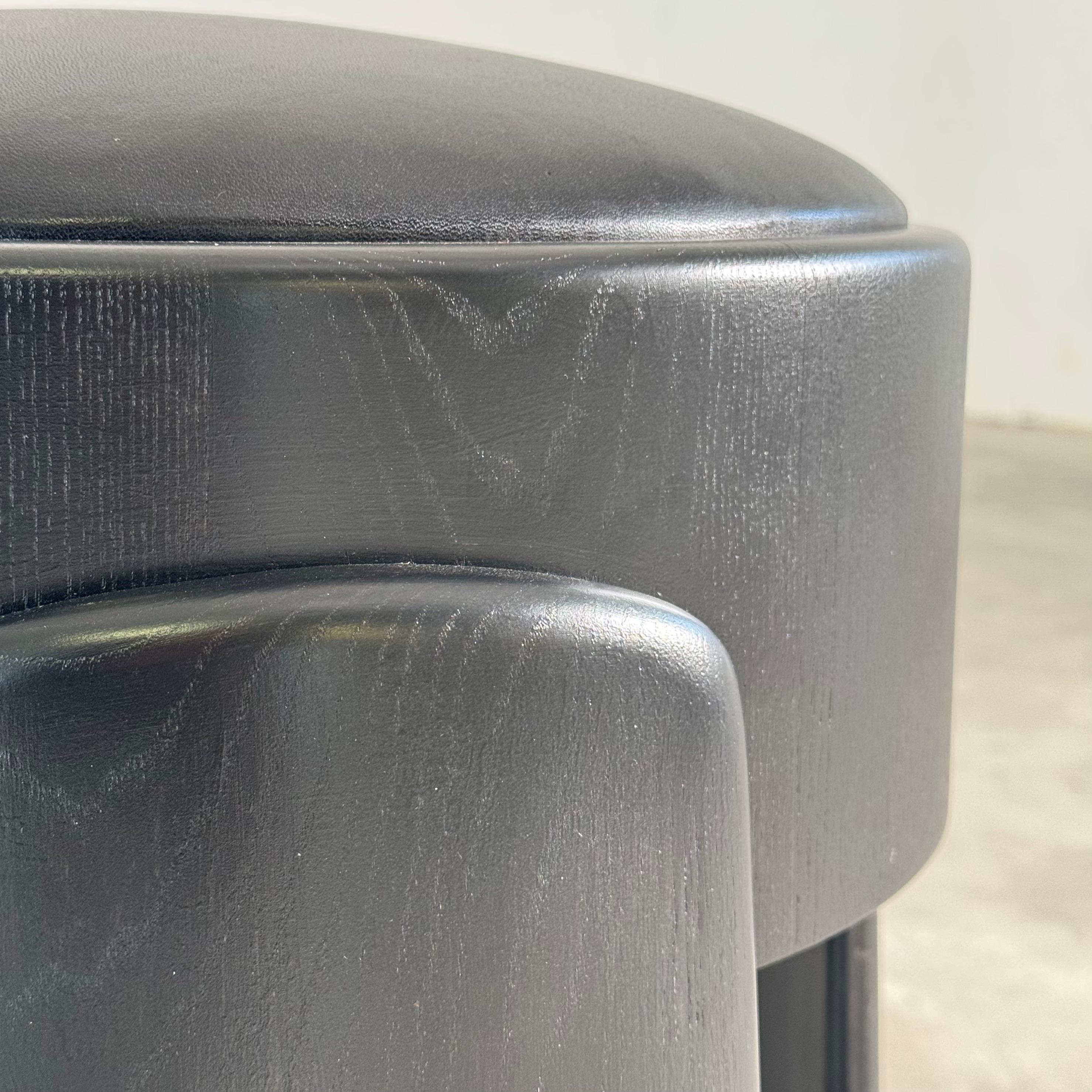 Zeitgenössischer handgefertigter Hocker aus schwarzer Esche mit hochwertigem Vollleder, FORME (Hartholz) im Angebot