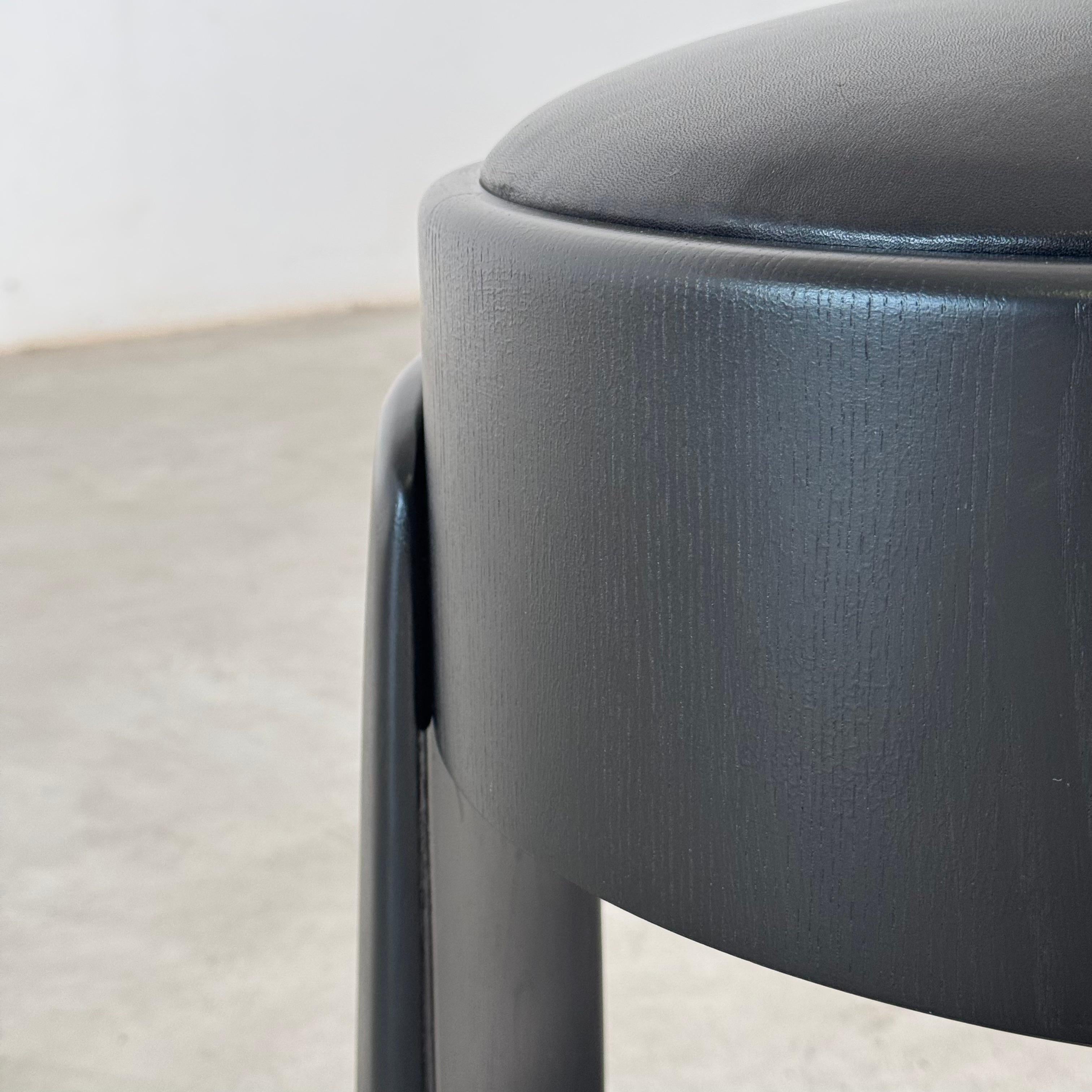 Zeitgenössischer handgefertigter Hocker aus schwarzer Esche mit hochwertigem Vollleder, FORME im Angebot 1