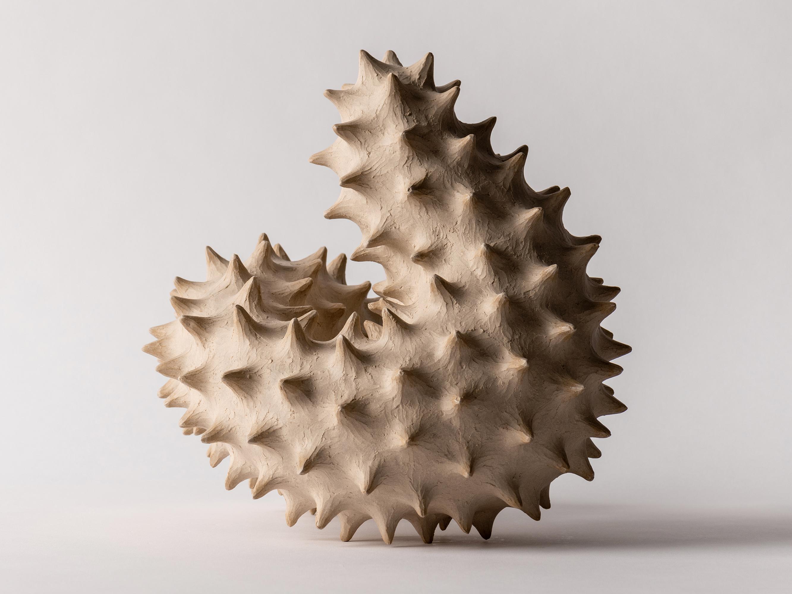 Contemporary Handcrafted brown ceramic Sea Dragon Sculpture von Julie Bergeron (Französisch) im Angebot