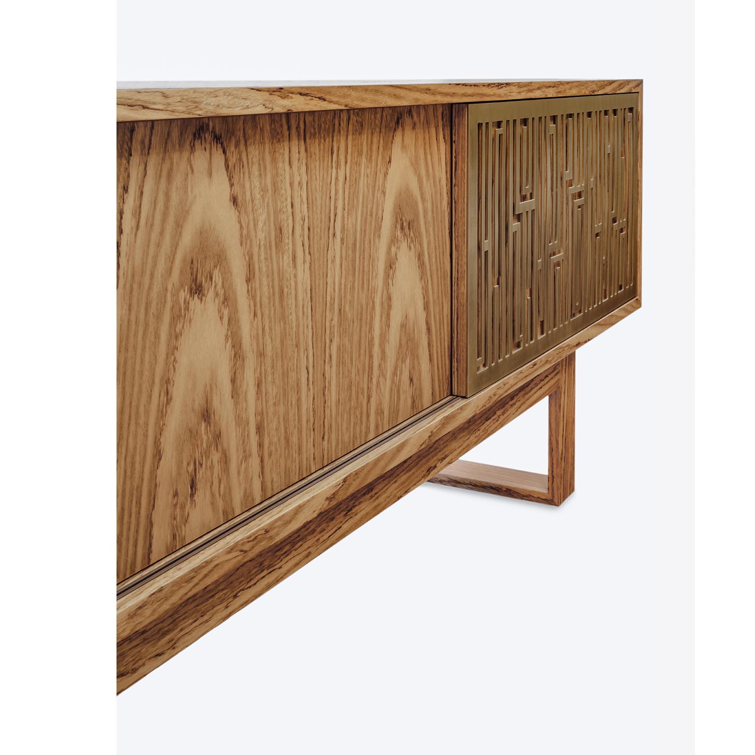 Moderne Buffet contemporain fait main « Esthesia » en bois avec écrans en laiton par Anaktae en vente