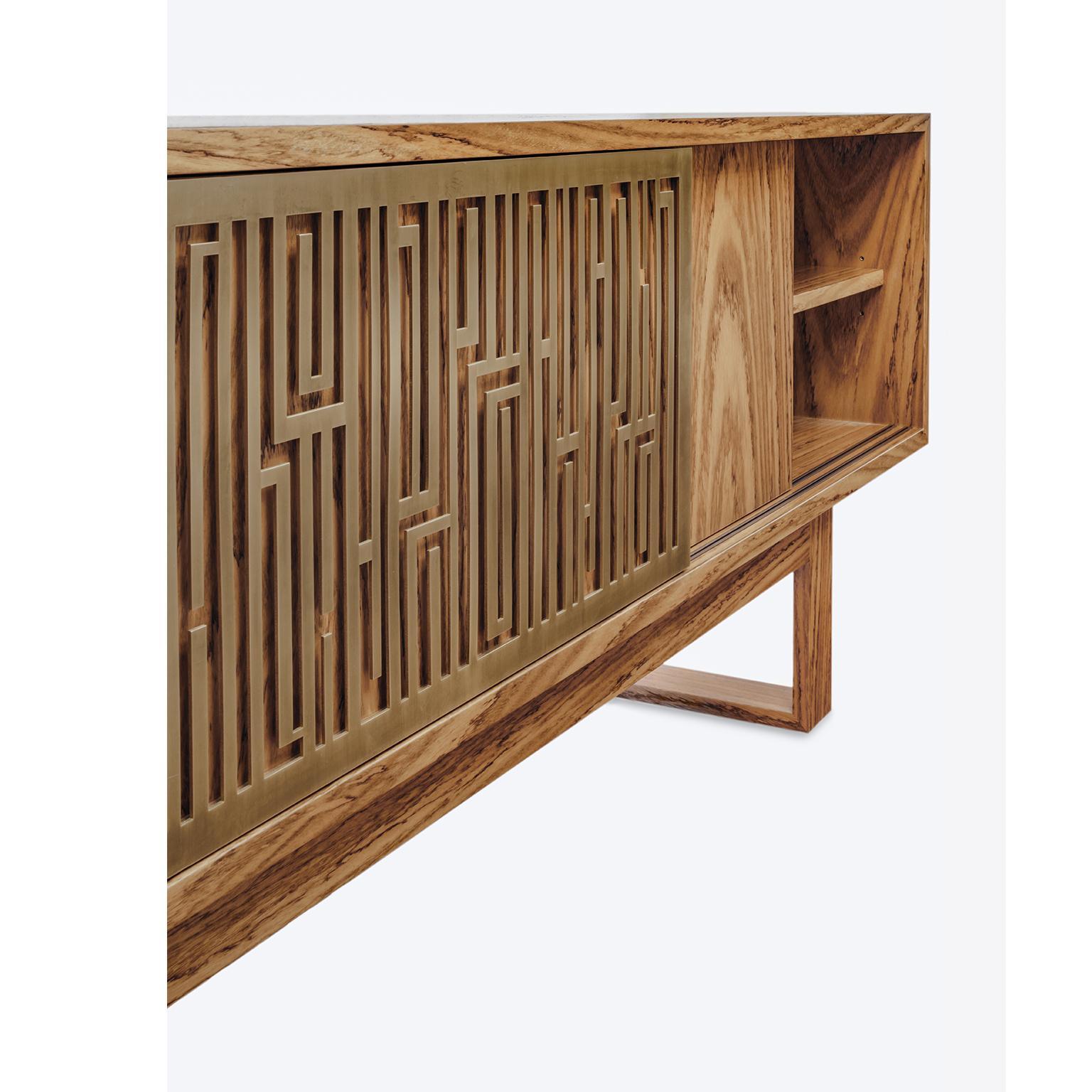 Fait main Buffet contemporain fait main « Esthesia » en bois avec écrans en laiton par Anaktae en vente