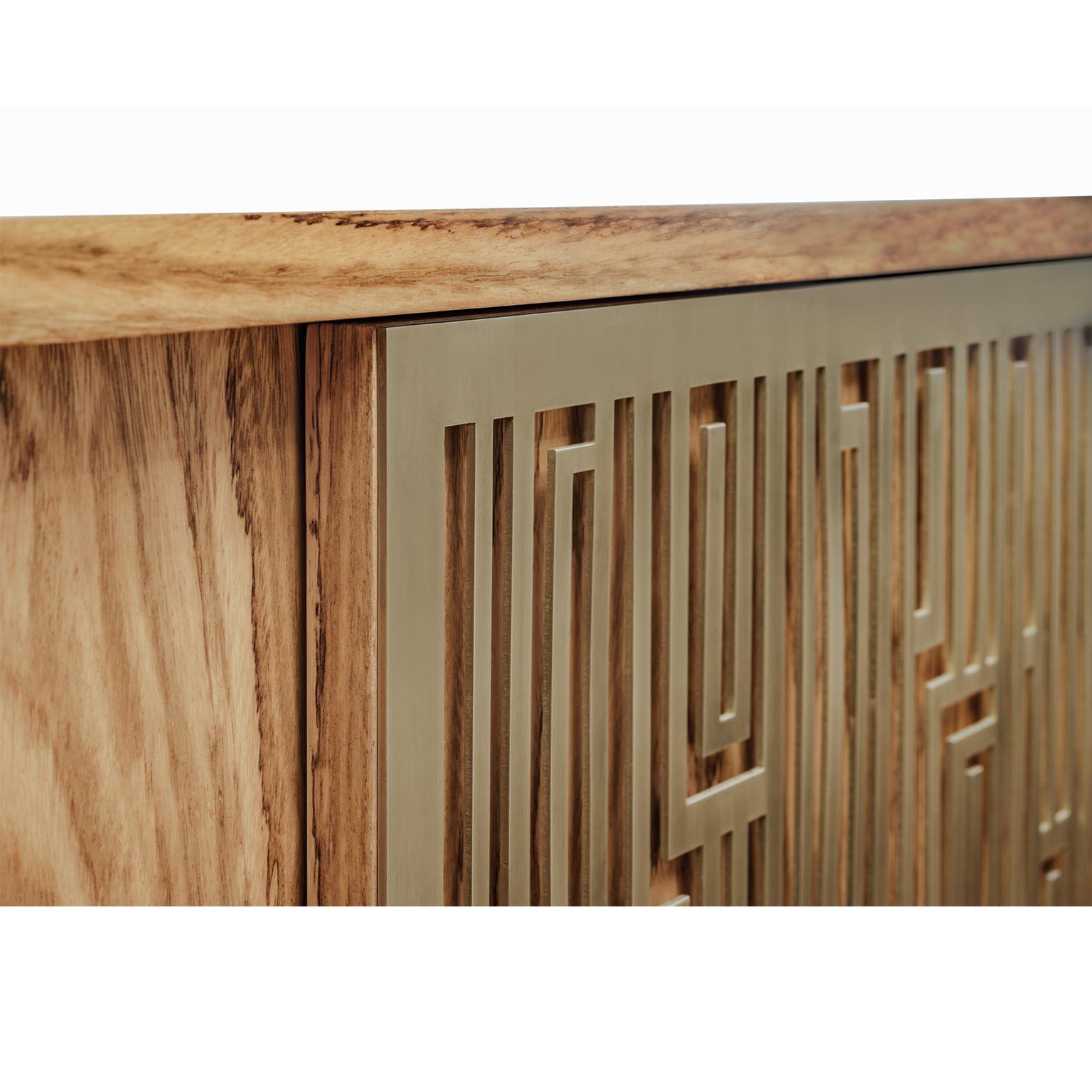 Buffet contemporain fait main « Esthesia » en bois avec écrans en laiton par Anaktae en vente 1