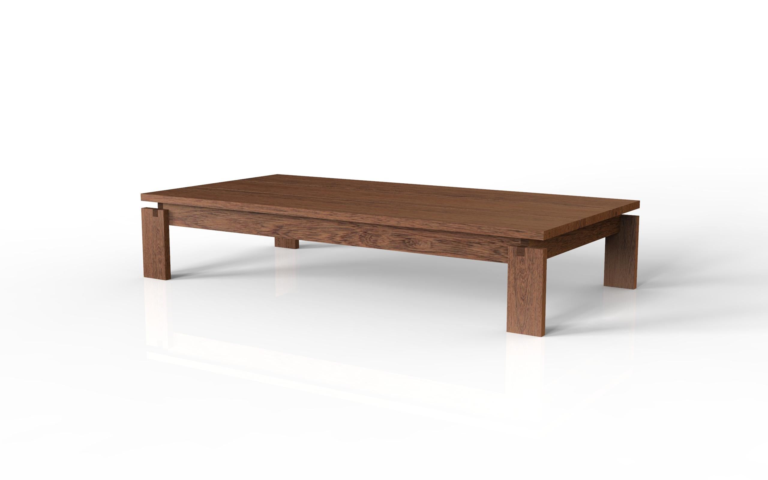 Il legno massiccio, lavorato in grandi dimensioni di larghezza e spessore, dà vita a questo pezzo dalle forme dritte e moderniste.

Nella sua produzione artigianale, vengono applicate le tradizionali tecniche di lavorazione del legno, con una
