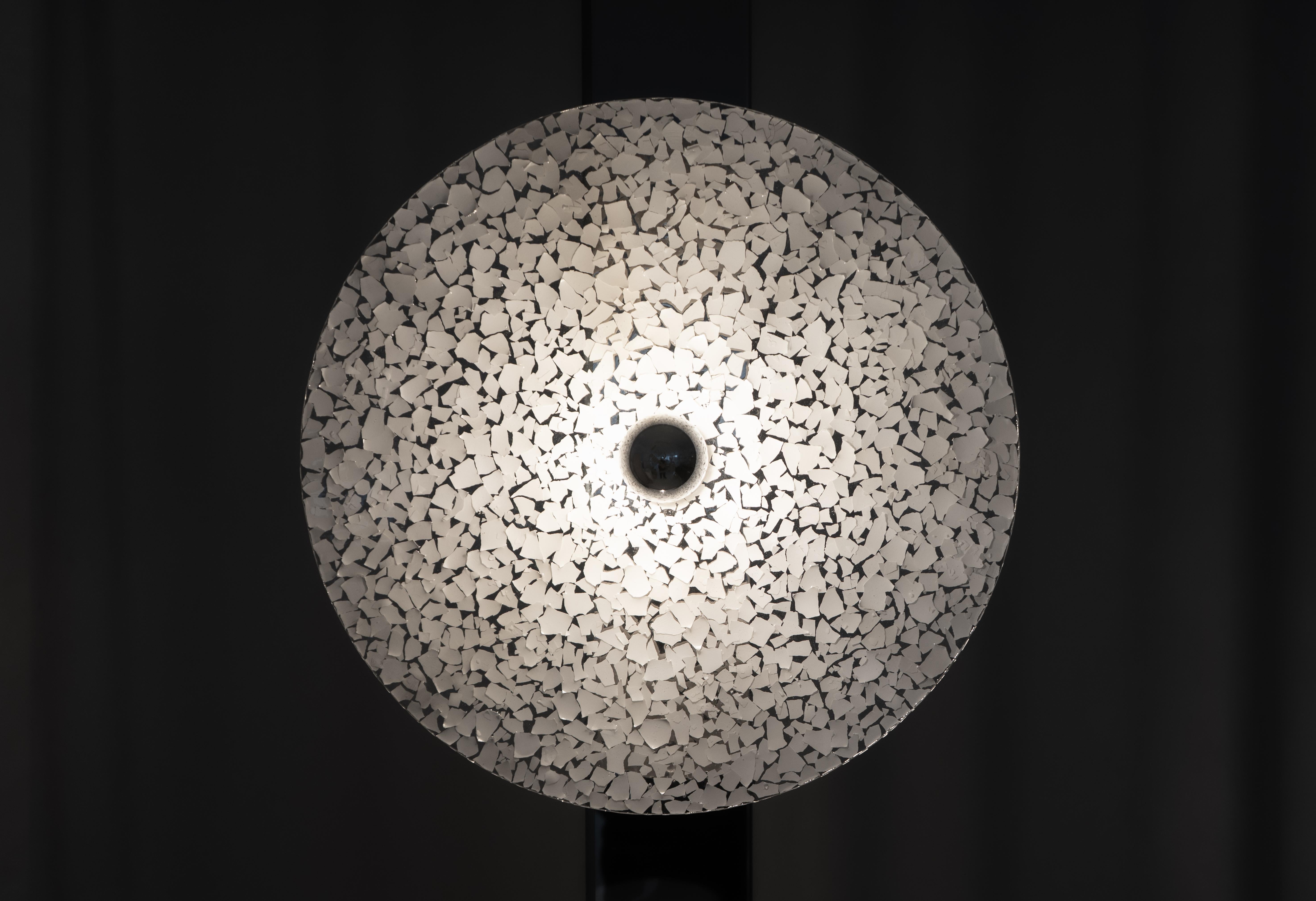 Turco Lampada da terra contemporanea Hatch di YELLOWDOT, realizzata a mano con guscio d'uovo. in vendita
