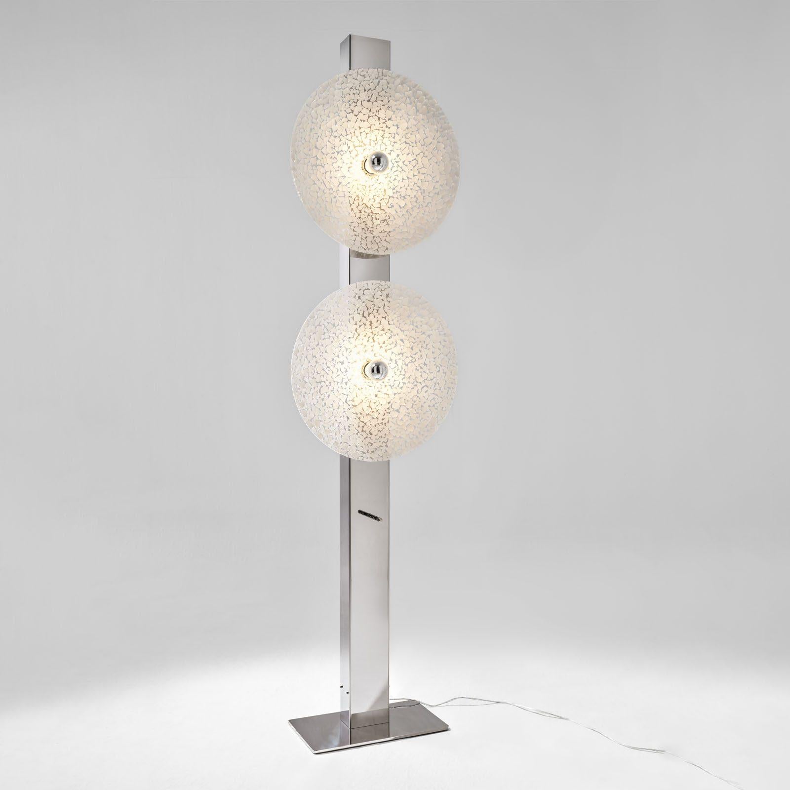 Fatto a mano Lampada da terra contemporanea Hatch di YELLOWDOT, realizzata a mano con guscio d'uovo. in vendita