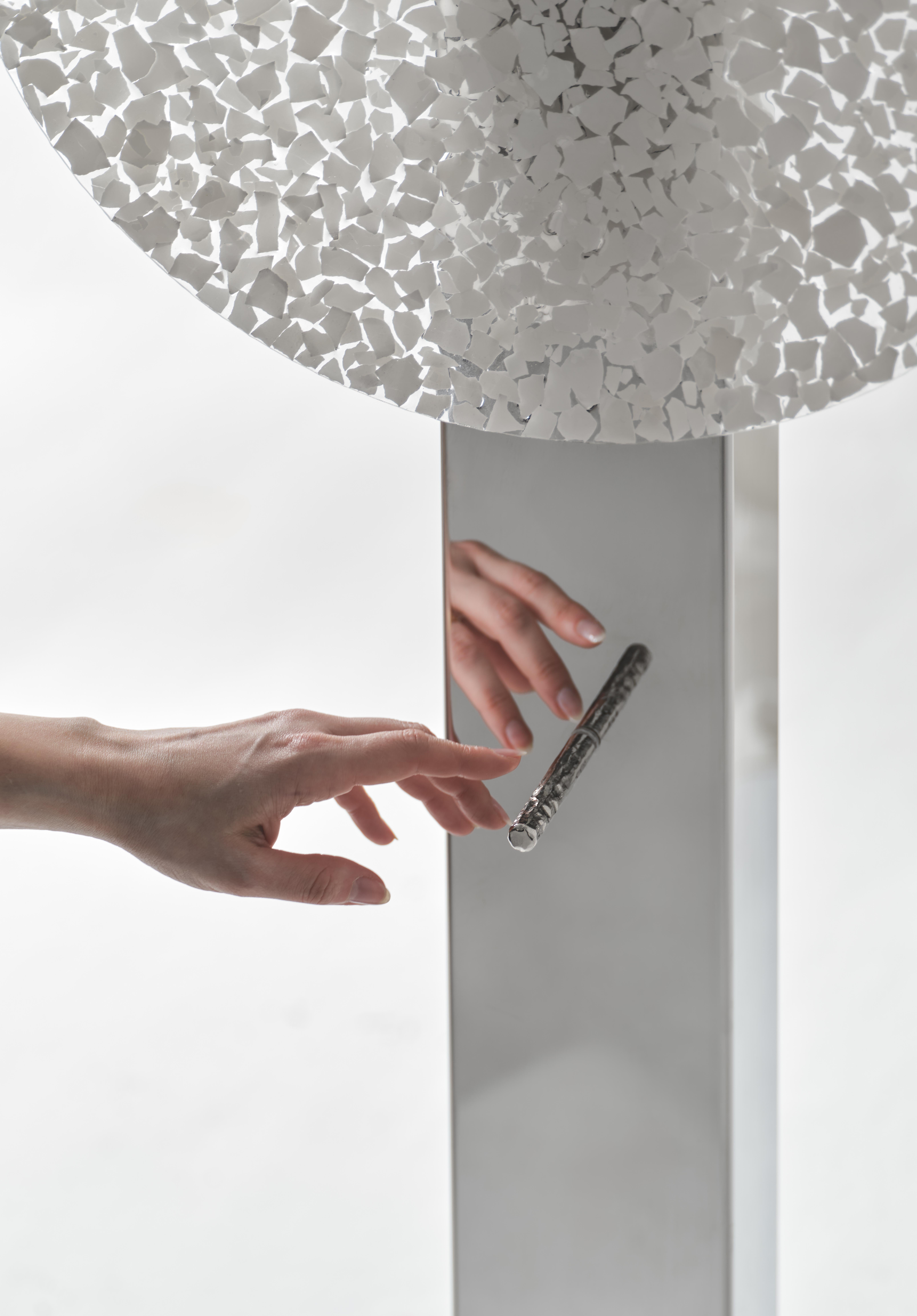 XXI secolo e contemporaneo Lampada da terra contemporanea Hatch di YELLOWDOT, realizzata a mano con guscio d'uovo. in vendita