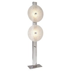 Lampada da terra contemporanea Hatch di YELLOWDOT, realizzata a mano con guscio d'uovo.