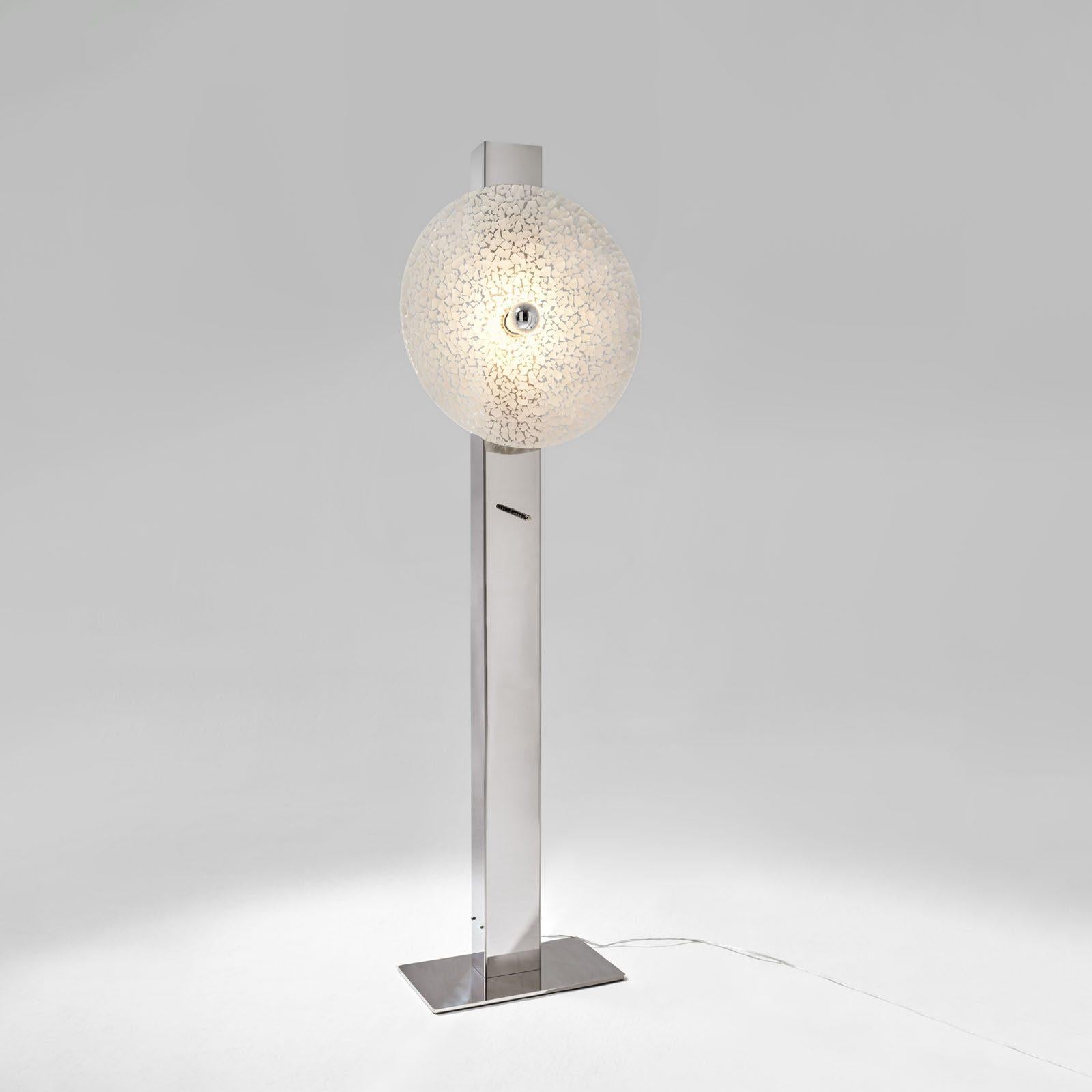 Fatto a mano Lampada da terra contemporanea Hatch di YELLOWDOT, realizzata a mano con guscio d'uovo. in vendita