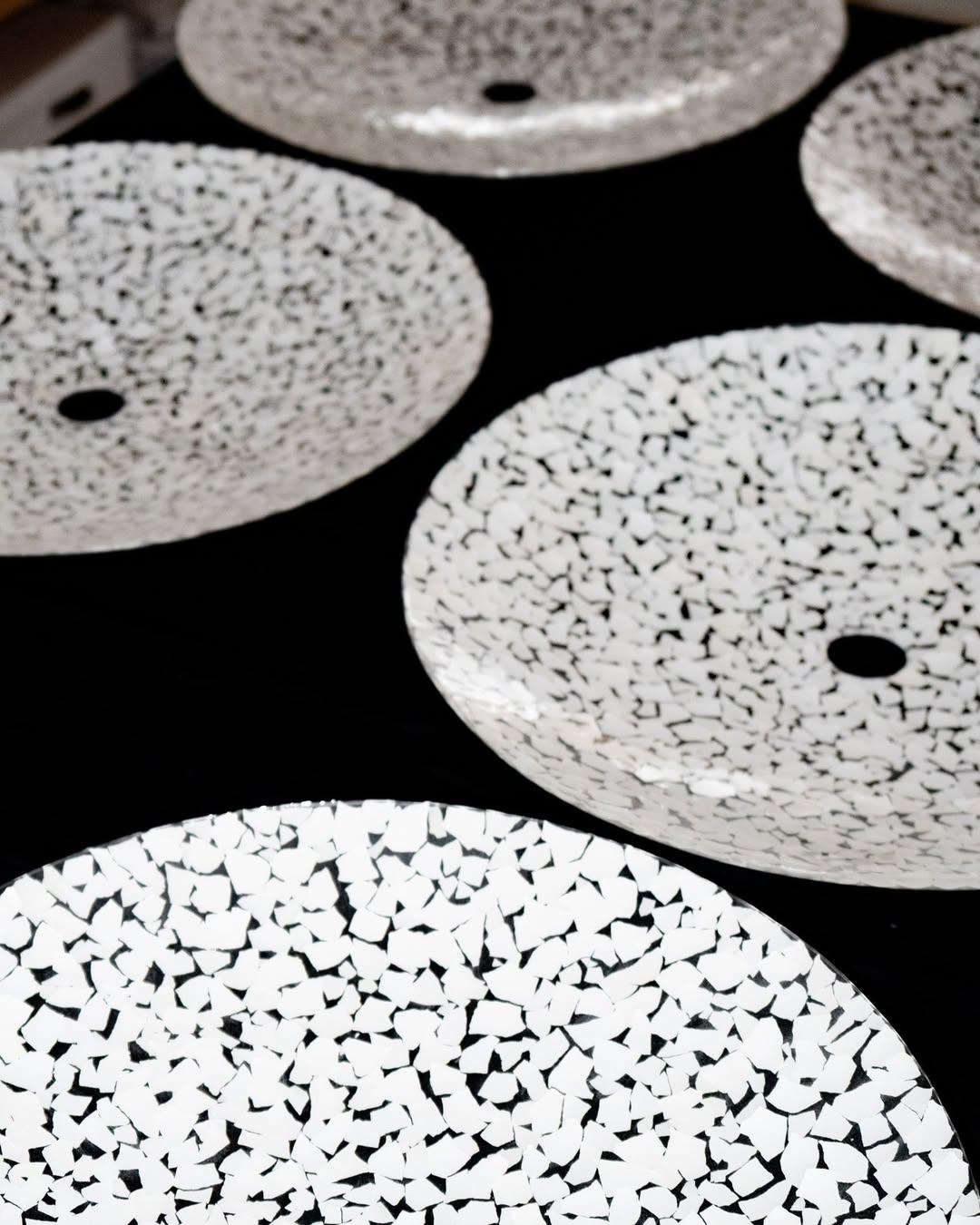 Ottone Lampada da terra contemporanea Hatch di YELLOWDOT, realizzata a mano con guscio d'uovo. in vendita