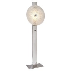 Lampada da terra contemporanea Hatch di YELLOWDOT, realizzata a mano con guscio d'uovo.