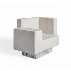 Poltrona geometrica contemporanea artigianale "Paeon" con base in marmo grezzo di Anaktae