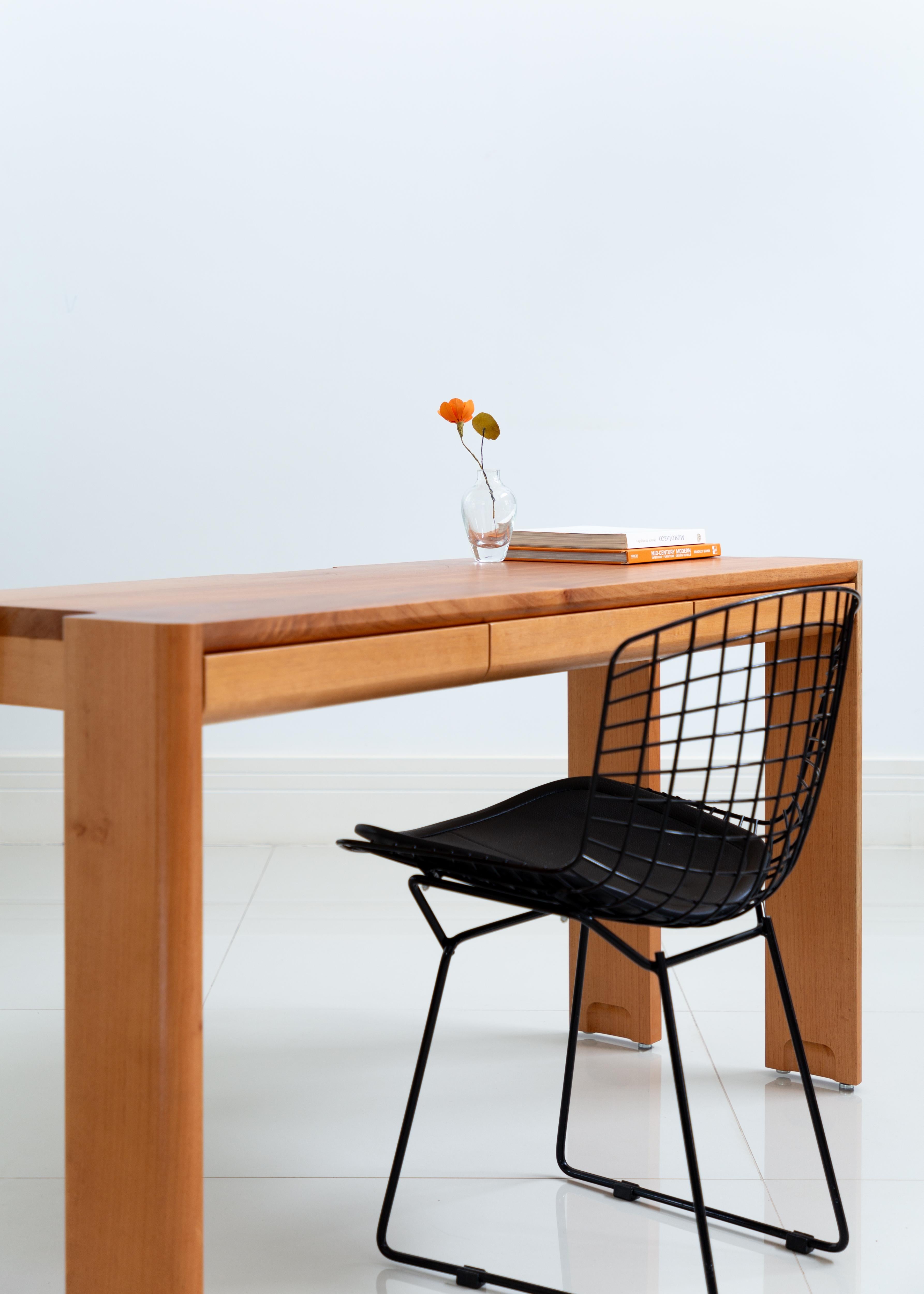 In sostanza, tra forma e funzione, il design minimalista di UMa Writing Desk ha considerato tutte le caratteristiche necessarie per garantire la praticità che un tavolo da lavoro richiede.

Realizzato in legno massiccio, il piano include una nicchia